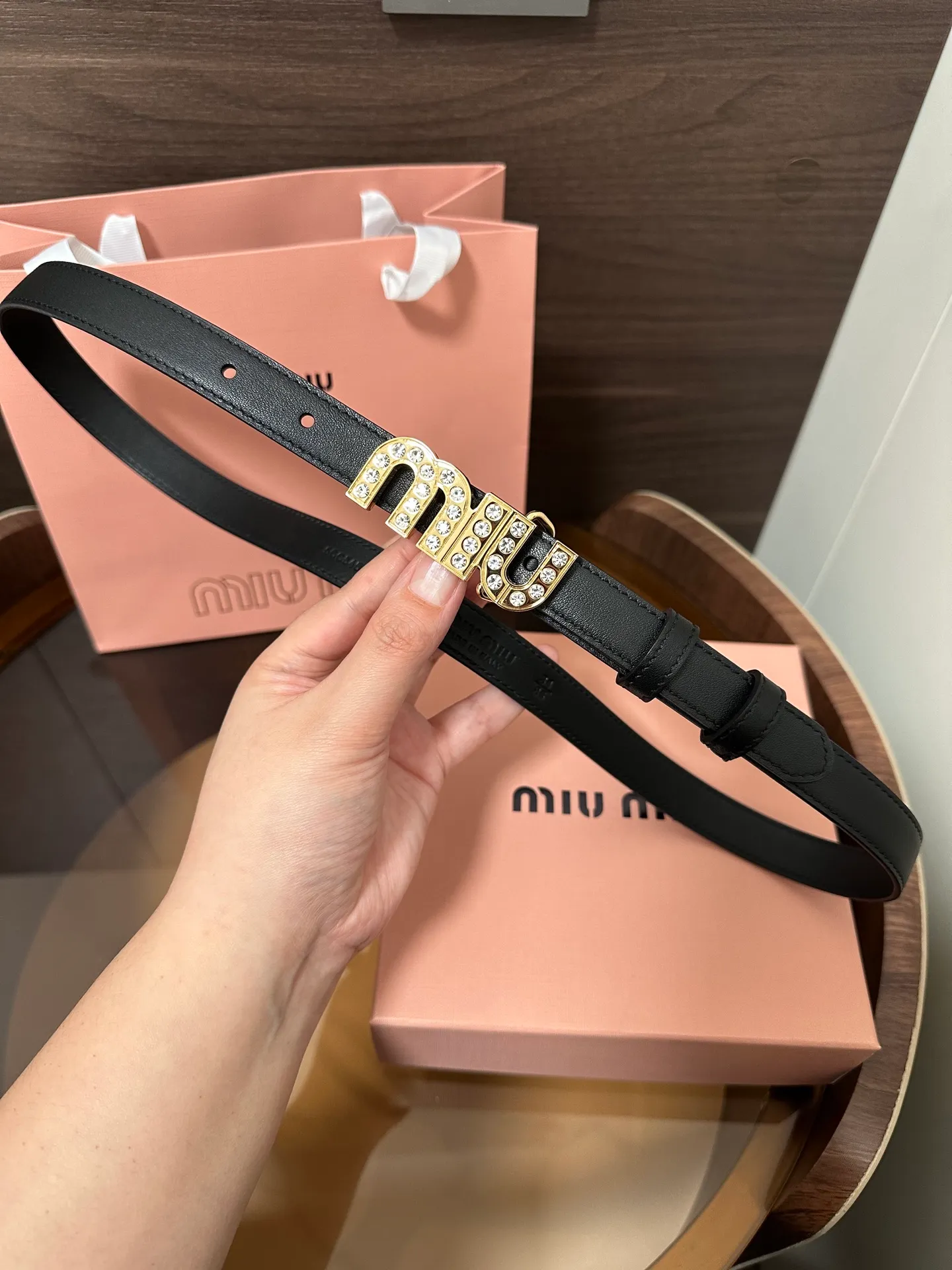 💰460💰Full package💰 💍Purchase level Miumiu⚡️🌹This leather belt is ideal for enhancing your chic style. The eye-catching iconic logo embellishes the buckle to create exquisite contrasting colors and texture effects. Width 2.0cm