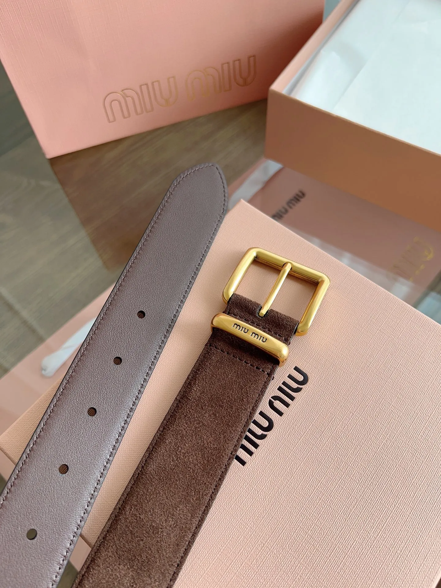 💰460💰Full package💰 💍Purchase level MiuMiu⚡️🌹Width 3.5cm No. 5CC536⚡️🌹Double-sided first-layer suede calfskin material, soft and comfortable leather⚡️🌹Original steel stamped logo on the back. Fine workmanship, with pure copper buckle (bronze, gold, silver)