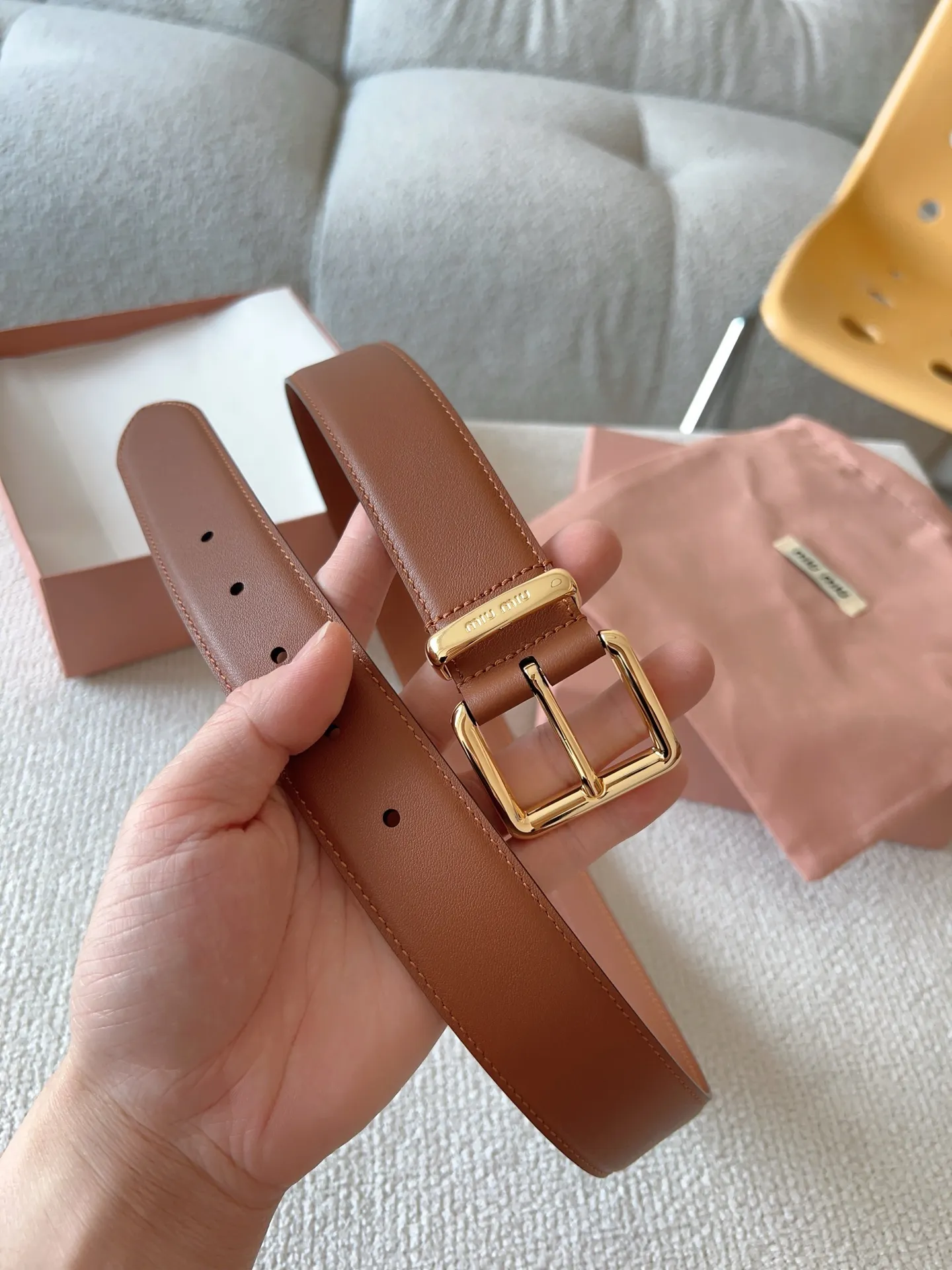 💰480💰Full package💰 💍Purchase level Miu Miu This leather belt has a simple yet elegant design, with the Miu Miu logo on the belt loop. Combining metallic details and signature elements, the Miu Miu belt's refined materials are highlighted. Versatile, practical, casual and elegant, it can be easily styled no matter what style it is! Belt wide width: 35mm