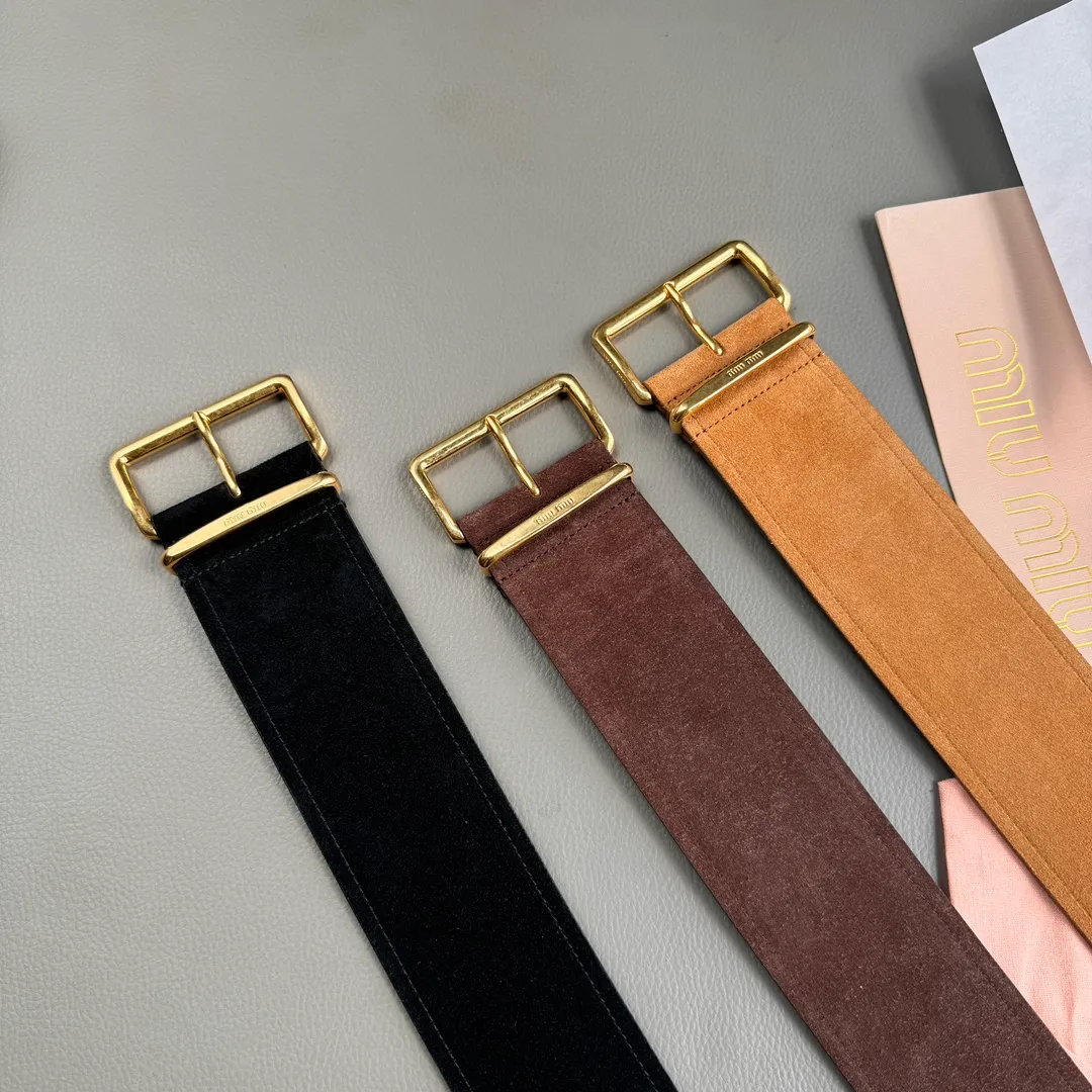 💰560💰Authentic packaging💰 💍Purchase grade Miu Miu 24 metal buckle. The belt loop is decorated with laser engraved logo. This leather belt has a simple and elegant design. The belt ring has the Miu Miu logo. Imported cowhide belt 6.0cm