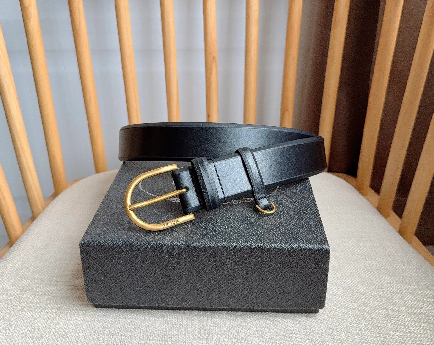 💰460💰Full package💰 💍Purchasing agent level PRADA⚡️🌹The latest model at the counter 🎉🎉🎉 This belt shows contemporary style with exquisite handmade details. It is made of leather and has a metal buckle to outline a smooth arc. As a finishing touch, it has unique characteristics and modernity, presenting a refined texture. Width: 3.5cm