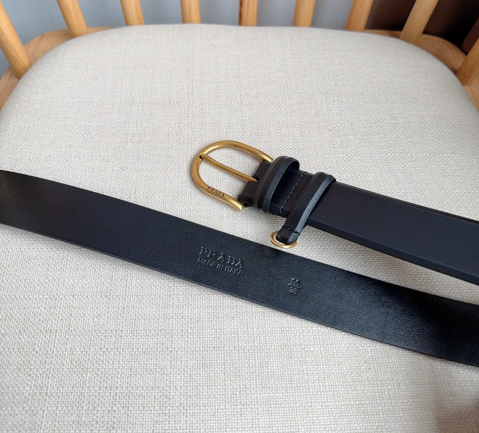 💰460💰Full package💰 💍Purchasing agent level PRADA⚡️🌹The latest model at the counter 🎉🎉🎉 This belt shows contemporary style with exquisite handmade details. It is made of leather and has a metal buckle to outline a smooth arc. As a finishing touch, it has unique characteristics and modernity, presenting a refined texture. Width: 3.5cm