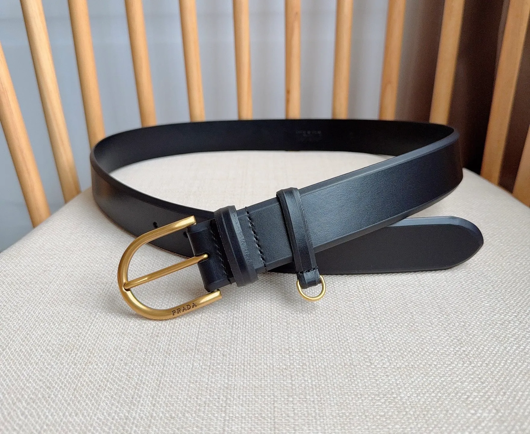 💰460💰Full package💰 💍Purchasing agent level PRADA⚡️🌹The latest model at the counter 🎉🎉🎉 This belt shows contemporary style with exquisite handmade details. It is made of leather and has a metal buckle to outline a smooth arc. As a finishing touch, it has unique characteristics and modernity, presenting a refined texture. Width: 3.5cm