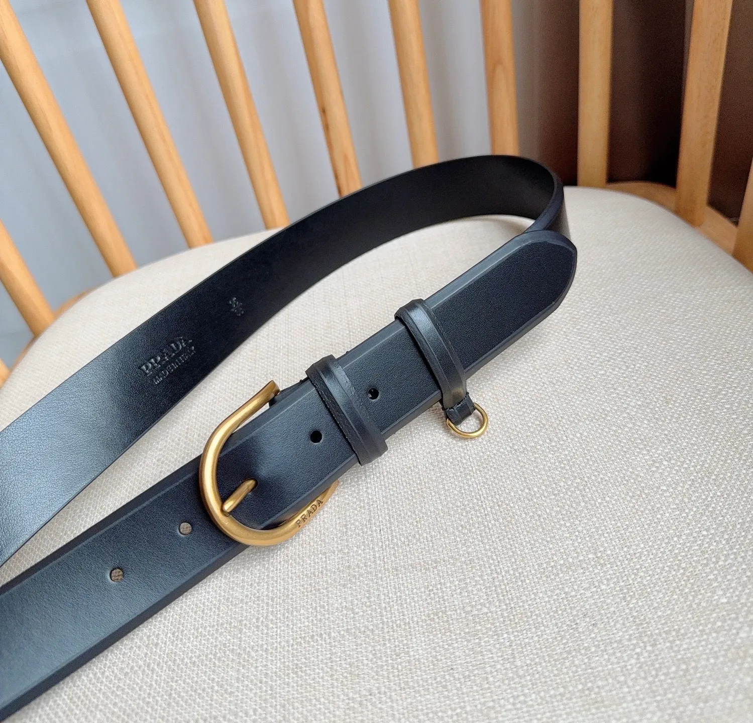 💰460💰Full package💰 💍Purchasing agent level PRADA⚡️🌹The latest model at the counter 🎉🎉🎉 This belt shows contemporary style with exquisite handmade details. It is made of leather and has a metal buckle to outline a smooth arc. As a finishing touch, it has unique characteristics and modernity, presenting a refined texture. Width: 3.5cm