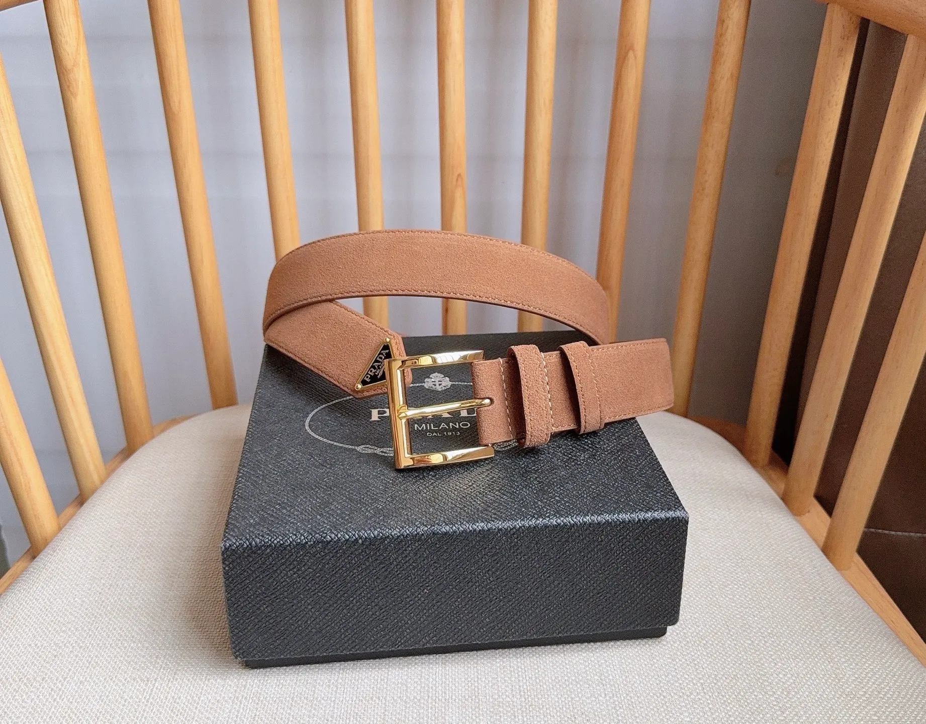 💰480💰Full package💰 💍Purchase-grade PRADA (Prada) ⚡️🌹The latest model at the counter. This suede leather belt has a simple yet exquisite style. The end is eye-catchingly decorated with an enamel triangular metal logo⚡️🌹It is the brand's iconic material. Unisex Width 3.5cm