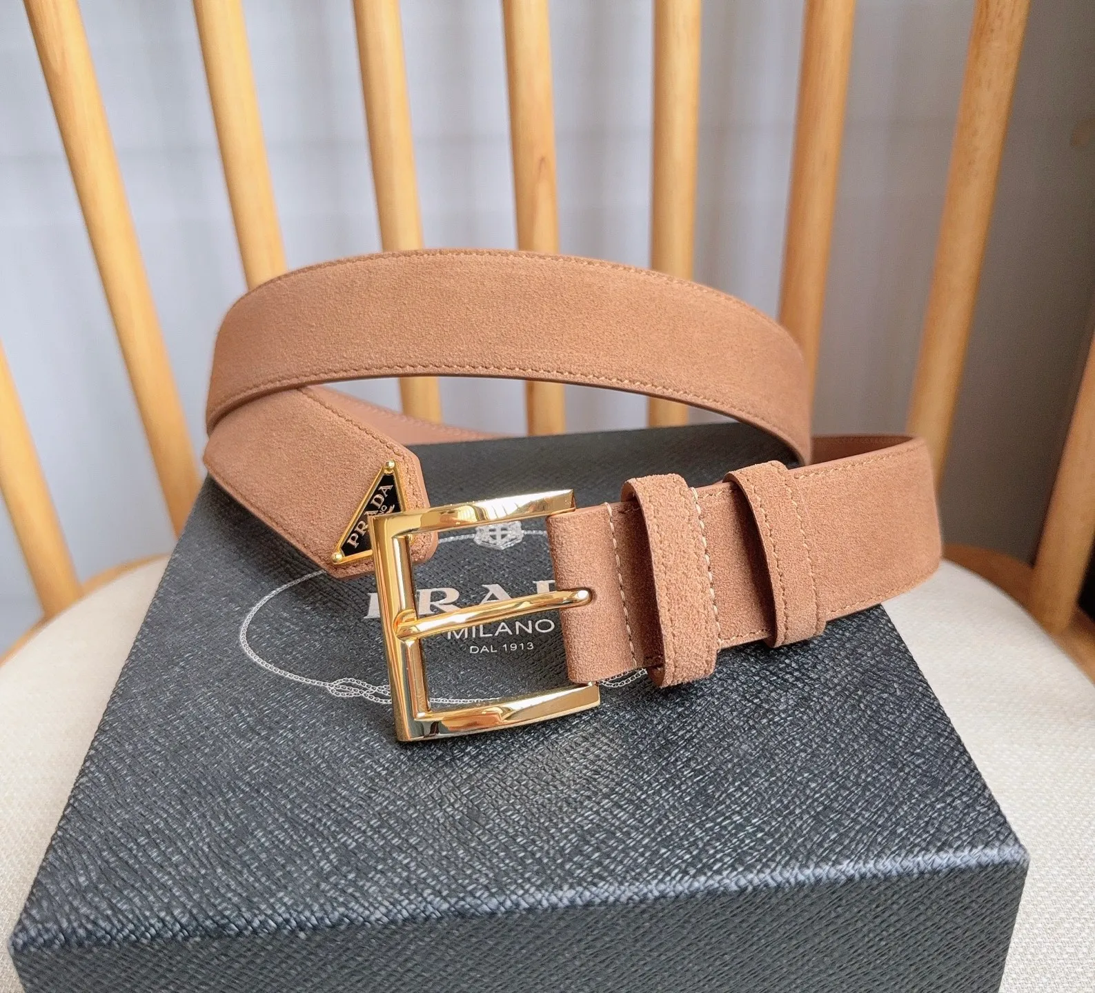 💰480💰Full package💰 💍Purchase-grade PRADA (Prada) ⚡️🌹The latest model at the counter. This suede leather belt has a simple yet exquisite style. The end is eye-catchingly decorated with an enamel triangular metal logo⚡️🌹It is the brand's iconic material. Unisex Width 3.5cm
