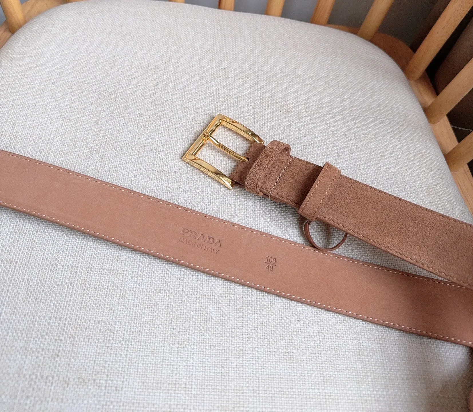 💰480💰Full package💰 💍Purchase-grade PRADA (Prada) ⚡️🌹The latest model at the counter. This suede leather belt has a simple yet exquisite style. The end is eye-catchingly decorated with an enamel triangular metal logo⚡️🌹It is the brand's iconic material. Unisex Width 3.5cm