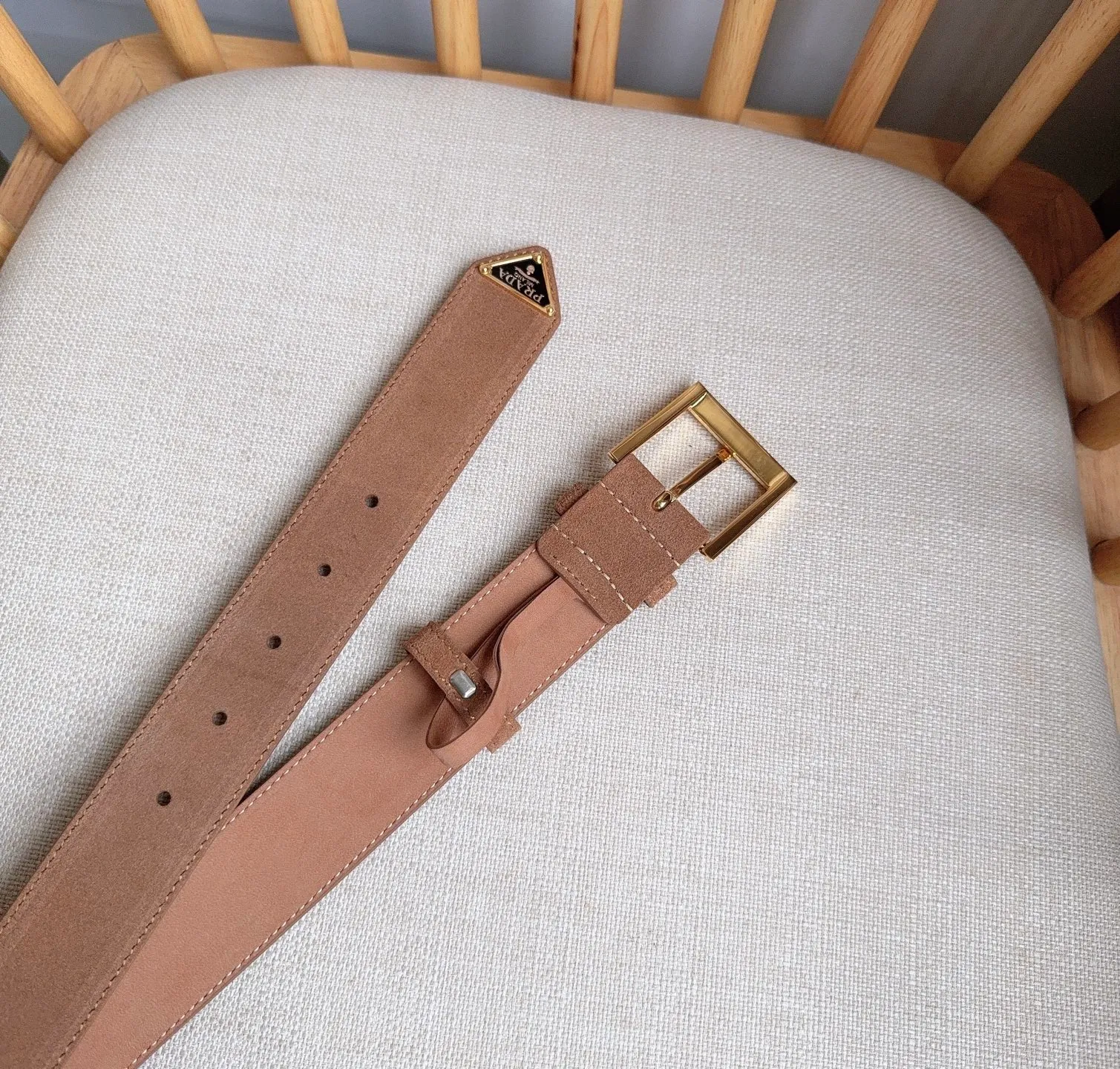 💰480💰Full package💰 💍Purchase-grade PRADA (Prada) ⚡️🌹The latest model at the counter. This suede leather belt has a simple yet exquisite style. The end is eye-catchingly decorated with an enamel triangular metal logo⚡️🌹It is the brand's iconic material. Unisex Width 3.5cm