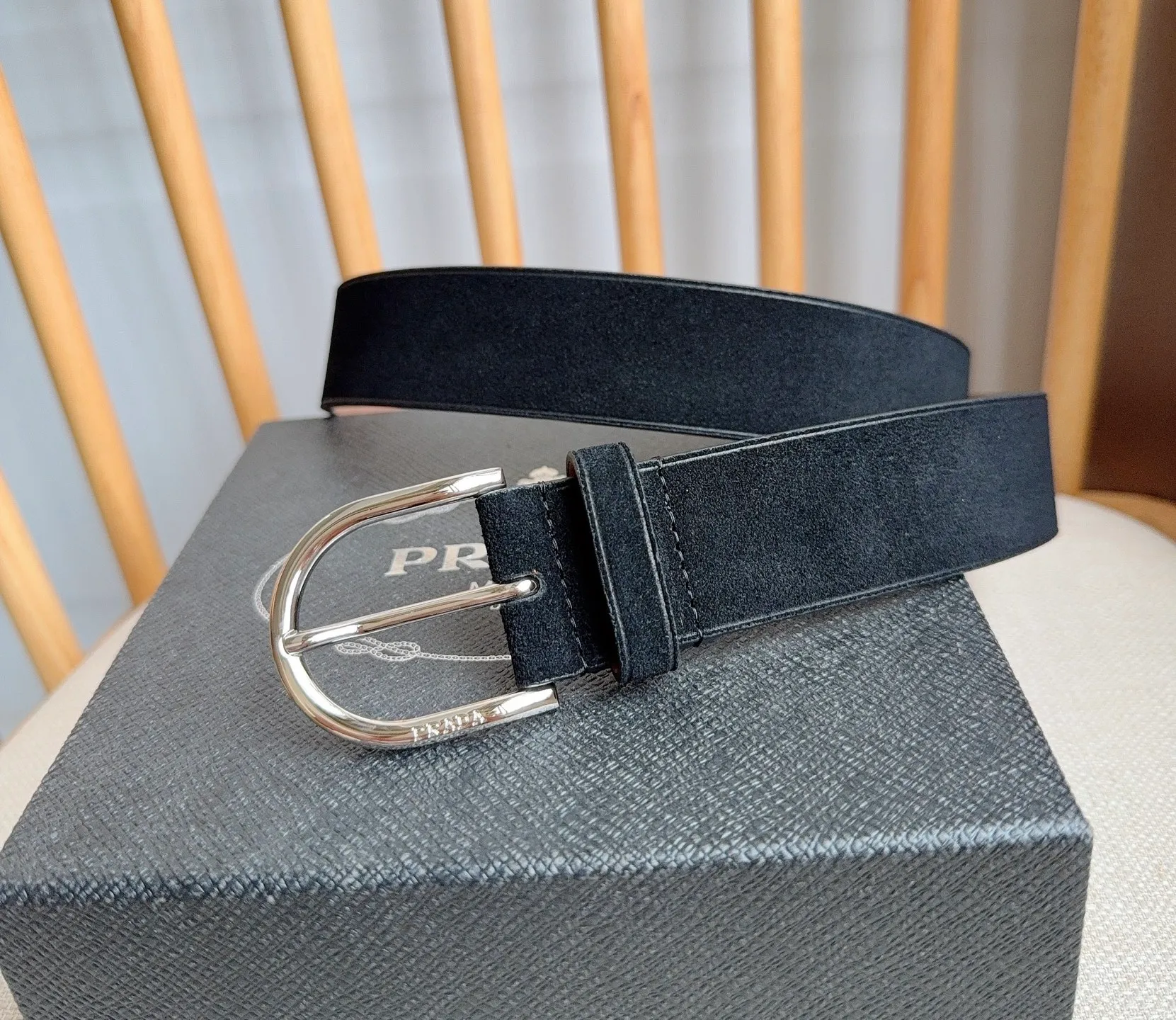 💰460💰Full package💰 💍Purchasing agent level PRADA⚡️🌹 The latest model at the counter 🎉🎉🎉 This soft suede leather belt has a simple and exquisite design. The metal buckle with rounded lines is the finishing touch for modern accessories. It has unique characteristics and modernity, presenting a refined texture. Width: 3.5cm