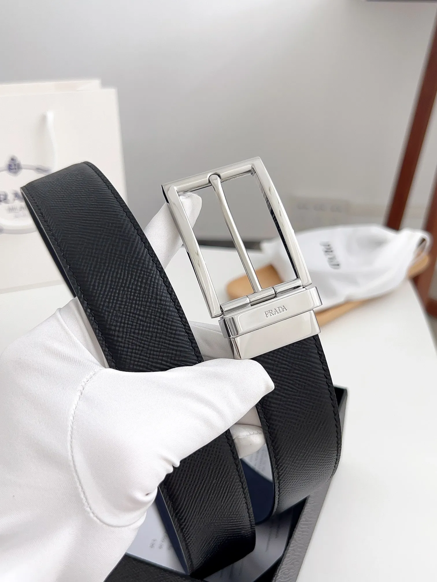 💰480💰Full package💰 💍Purchasing-grade Prada high-quality goods Width 3.5cm Grained first-layer calfskin, exquisite diagonal stitching. Italian Finnis oil edge, buckle: pure copper buckle Size: 100-125cm