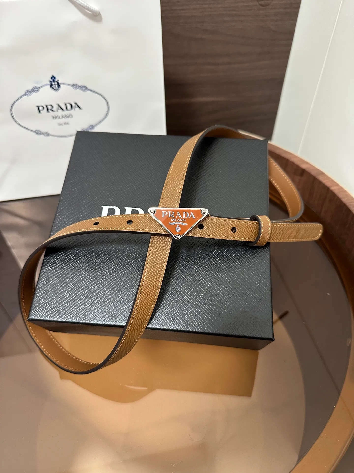 💰460💰Full package💰 💍Purchase level Prada⚡️Suede leather belt ⚡️This suede leather belt uses a fashionable and exquisite design to highlight your personality🌹It is more refined with a metal buckle, reminiscent of the iconic triangle logo⚡️The metal buckle is embellished with an enamel-coated triangle metal logo⚡️Width 1.5cm