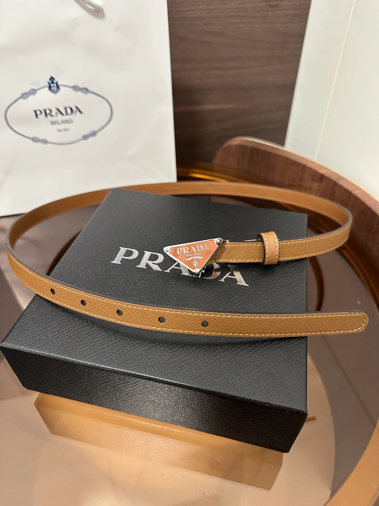 💰460💰Full package💰 💍Purchase level Prada⚡️Suede leather belt ⚡️This suede leather belt uses a fashionable and exquisite design to highlight your personality🌹It is more refined with a metal buckle, reminiscent of the iconic triangle logo⚡️The metal buckle is embellished with an enamel-coated triangle metal logo⚡️Width 1.5cm