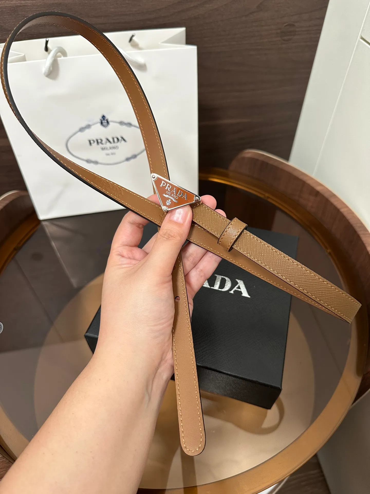💰460💰Full package💰 💍Purchase level Prada⚡️Suede leather belt ⚡️This suede leather belt uses a fashionable and exquisite design to highlight your personality🌹It is more refined with a metal buckle, reminiscent of the iconic triangle logo⚡️The metal buckle is embellished with an enamel-coated triangle metal logo⚡️Width 1.5cm