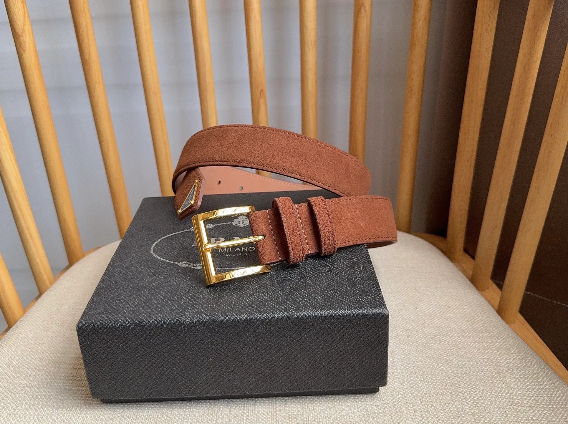 💰480💰Full package💰 💍Purchase-grade PRADA (Prada) ⚡️🌹The latest model at the counter. This suede leather belt has a simple yet exquisite style. The end is eye-catchingly decorated with an enamel triangular metal logo⚡️🌹It is the brand's iconic material. Unisex Width 3.5cm