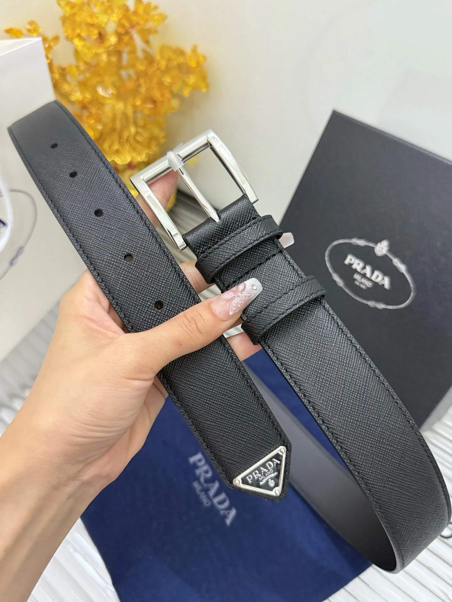 ✅Width: 𝟑.𝟱𝗰𝗺 ❑ PRADA « Comes with a full set 🛍 Original packaging at the counter » Pin buckle series Official website synchronized work details 🤏Original imported calfskin palm print + high-quality pure copper hardware buckle Counter-mold stamp P480