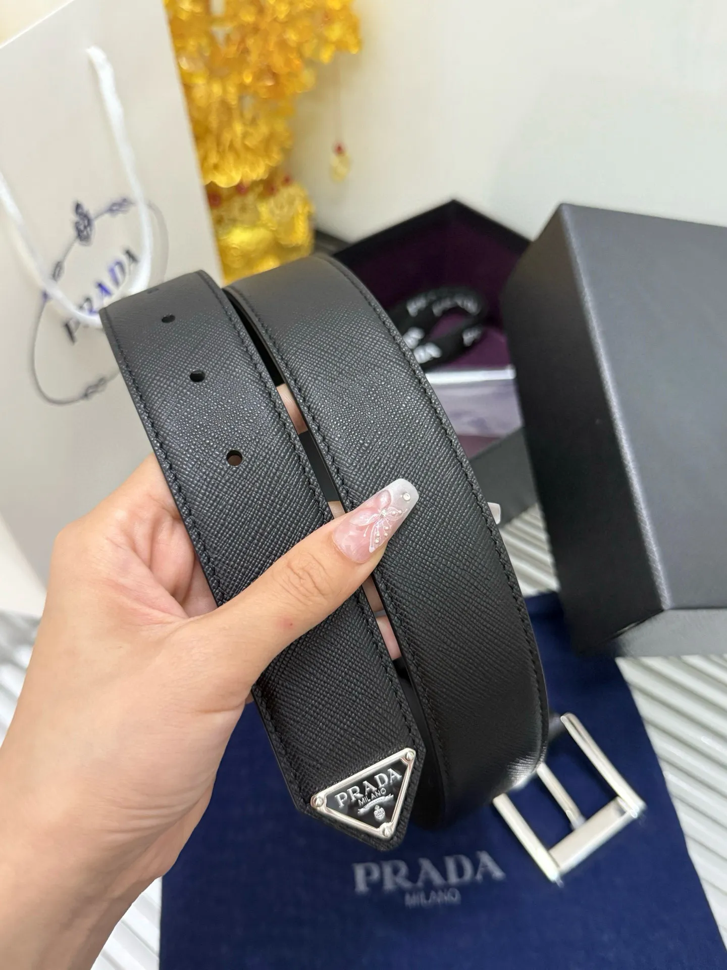 ✅Width: 𝟑.𝟱𝗰𝗺 ❑ PRADA « Comes with a full set 🛍 Original packaging at the counter » Pin buckle series Official website synchronized work details 🤏Original imported calfskin palm print + high-quality pure copper hardware buckle Counter-mold stamp P480