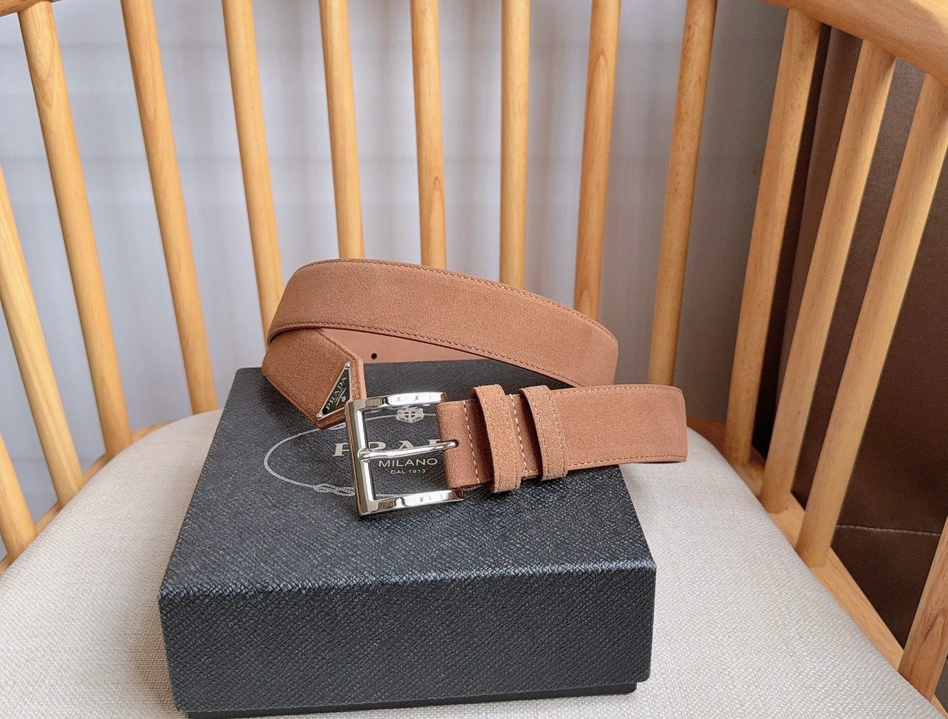 💰480💰Full package💰 💍Purchase-grade PRADA (Prada) ⚡️🌹The latest model at the counter. This suede leather belt has a simple yet exquisite style. The end is eye-catchingly decorated with an enamel triangular metal logo⚡️🌹It is the brand's iconic material. Unisex Width 3.5cm