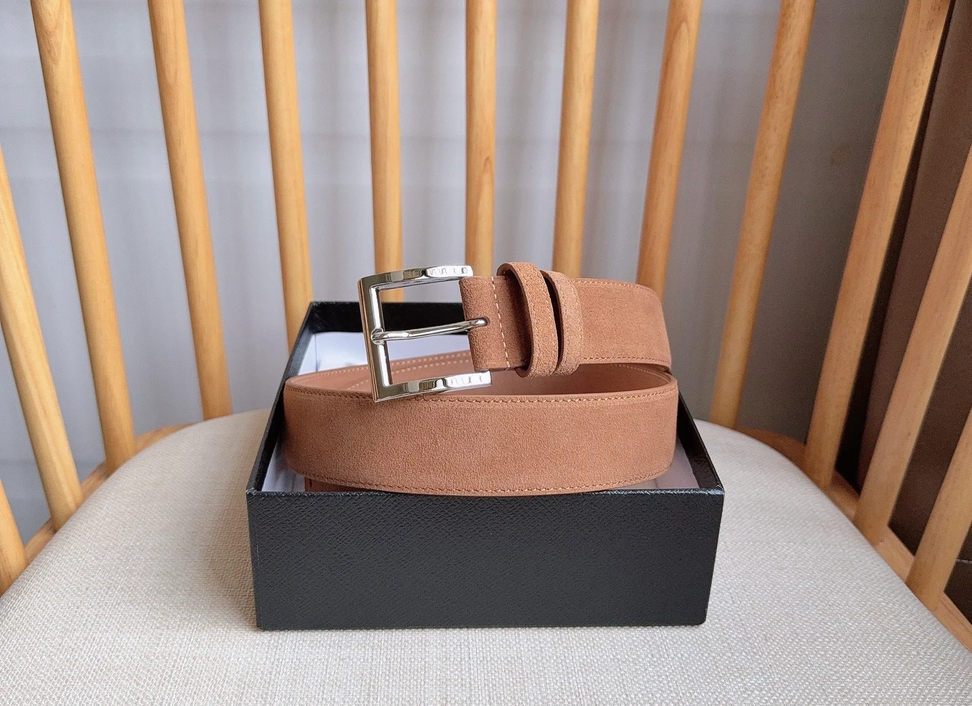 💰480💰Full package💰 💍Purchase-grade PRADA (Prada) ⚡️🌹The latest model at the counter. This suede leather belt has a simple yet exquisite style. The end is eye-catchingly decorated with an enamel triangular metal logo⚡️🌹It is the brand's iconic material. Unisex Width 3.5cm