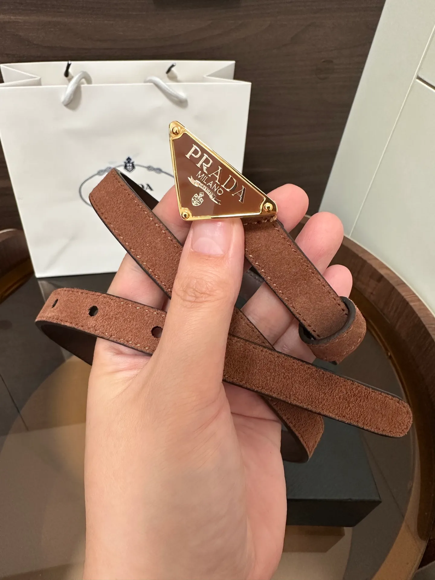 💰460💰Full package💰 💍Purchase level Prada⚡️Suede leather belt ⚡️This suede leather belt uses a fashionable and exquisite design to highlight your personality🌹It is more refined with a metal buckle, reminiscent of the iconic triangle logo⚡️The metal buckle is embellished with an enamel-coated triangle metal logo⚡️Width 1.5cm
