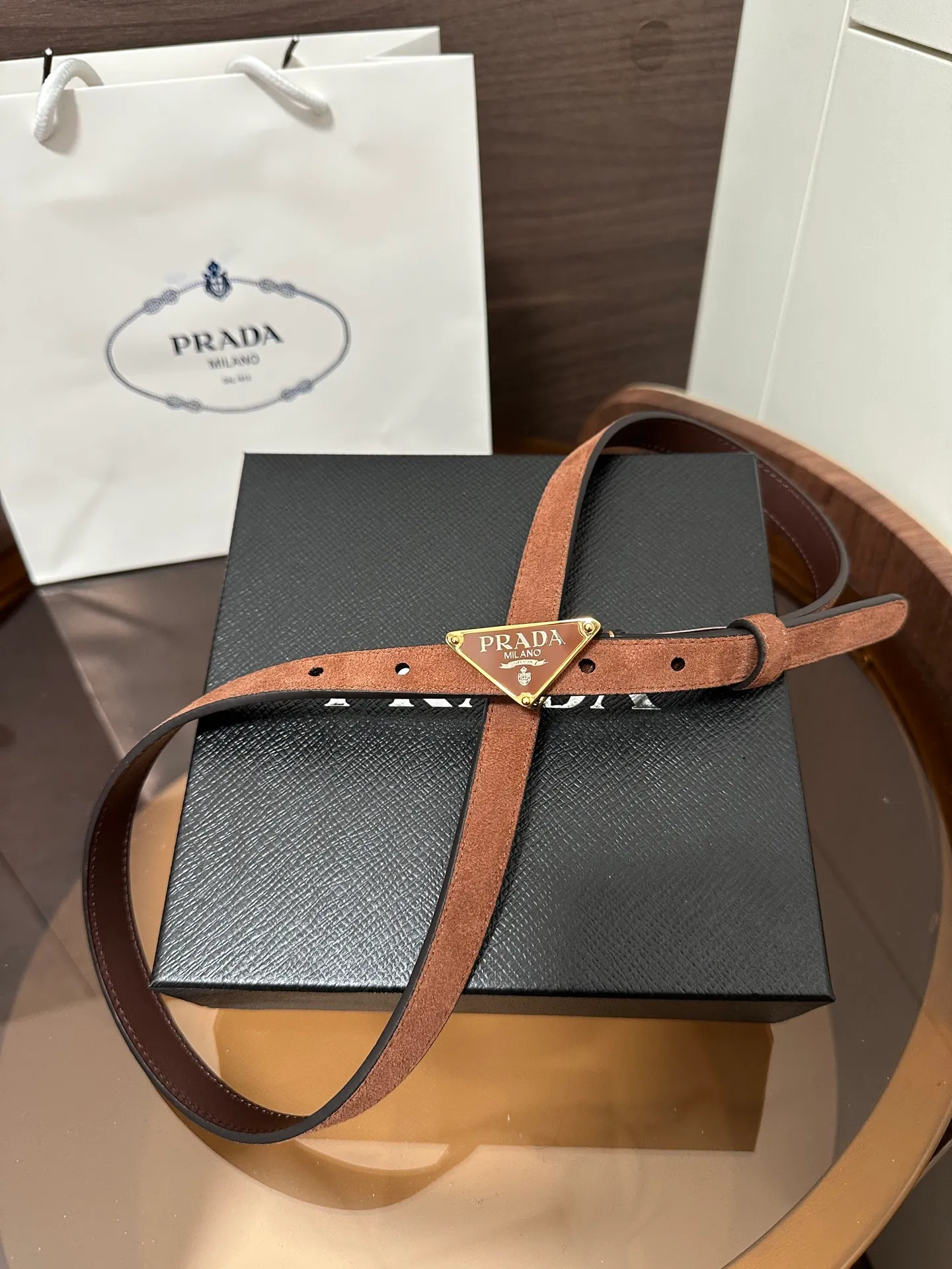 💰460💰Full package💰 💍Purchase level Prada⚡️Suede leather belt ⚡️This suede leather belt uses a fashionable and exquisite design to highlight your personality🌹It is more refined with a metal buckle, reminiscent of the iconic triangle logo⚡️The metal buckle is embellished with an enamel-coated triangle metal logo⚡️Width 1.5cm