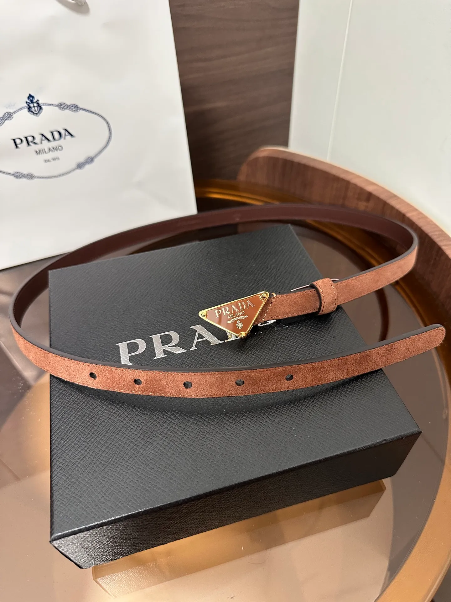 💰460💰Full package💰 💍Purchase level Prada⚡️Suede leather belt ⚡️This suede leather belt uses a fashionable and exquisite design to highlight your personality🌹It is more refined with a metal buckle, reminiscent of the iconic triangle logo⚡️The metal buckle is embellished with an enamel-coated triangle metal logo⚡️Width 1.5cm