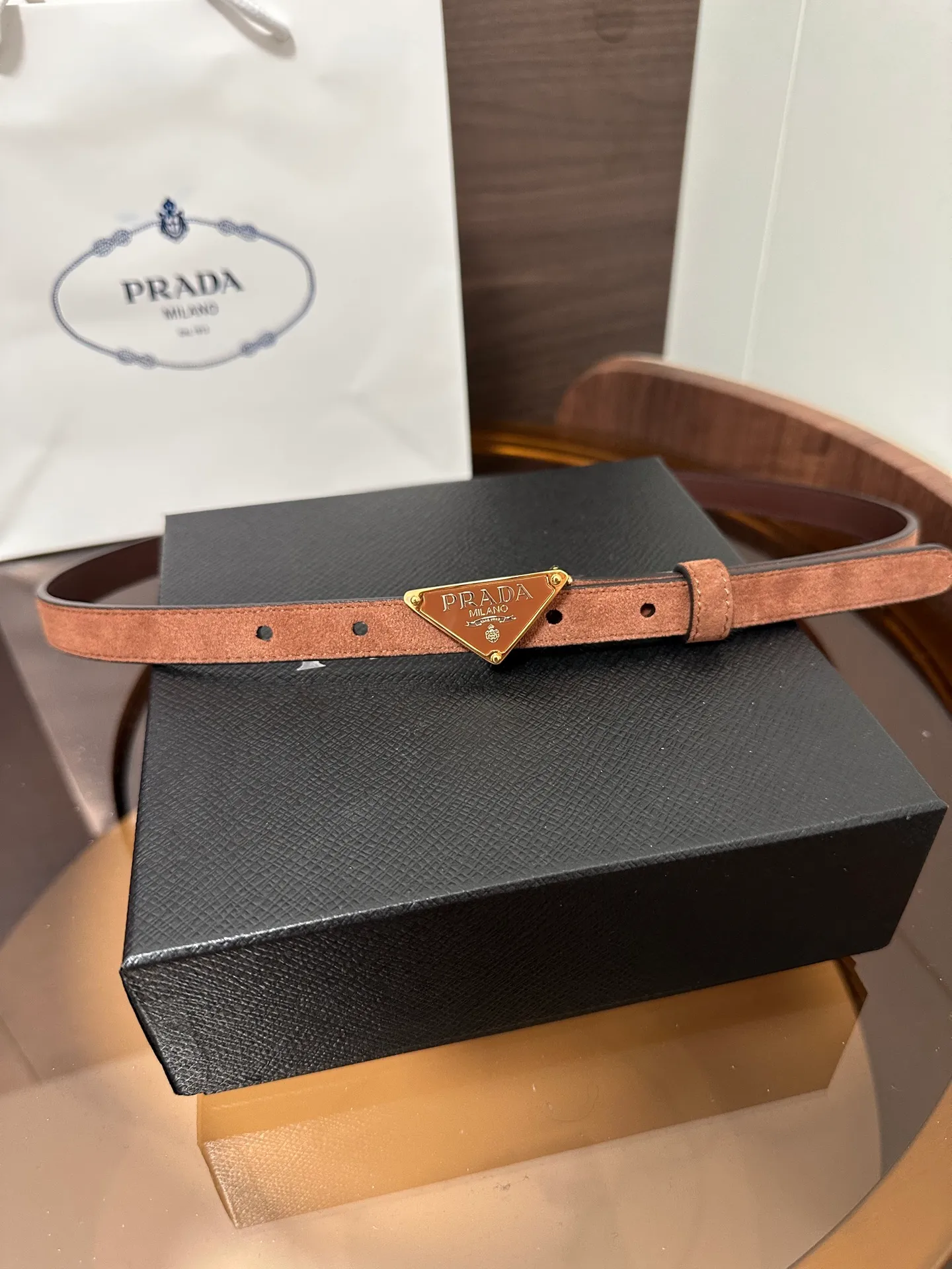 💰460💰Full package💰 💍Purchase level Prada⚡️Suede leather belt ⚡️This suede leather belt uses a fashionable and exquisite design to highlight your personality🌹It is more refined with a metal buckle, reminiscent of the iconic triangle logo⚡️The metal buckle is embellished with an enamel-coated triangle metal logo⚡️Width 1.5cm