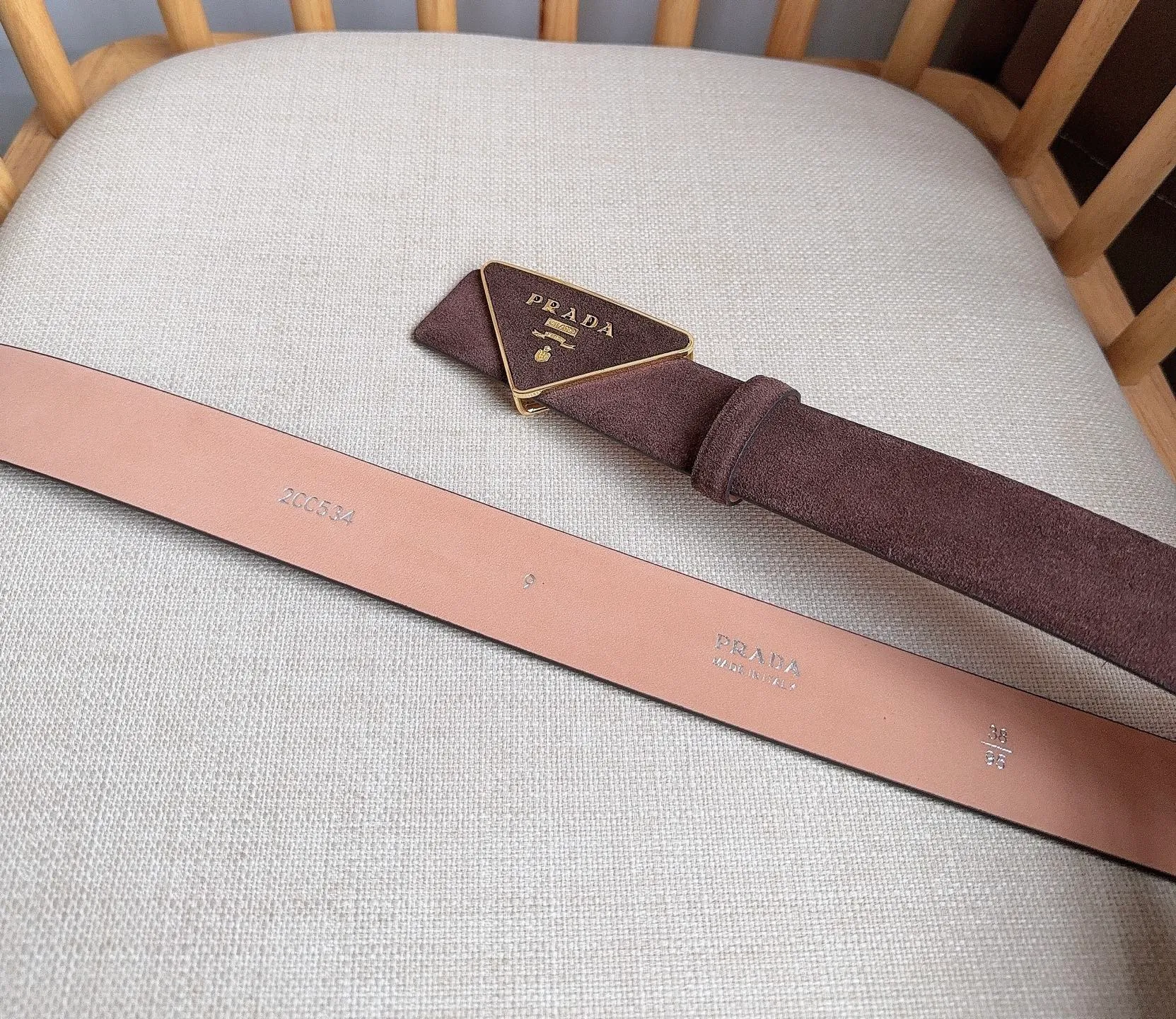 💰460💰Full package💰 💍Purchase level PRADA (Prada) ⚡️🌹Latest model at the counter 🎉🎉🎉 This soft suede leather belt has a simple and exquisite design. The triangular logo metal buckle adds the finishing touch to modern accessories. It has unique features and modernity, presenting a refined texture. ⚡️🌹Width: 3.5cm