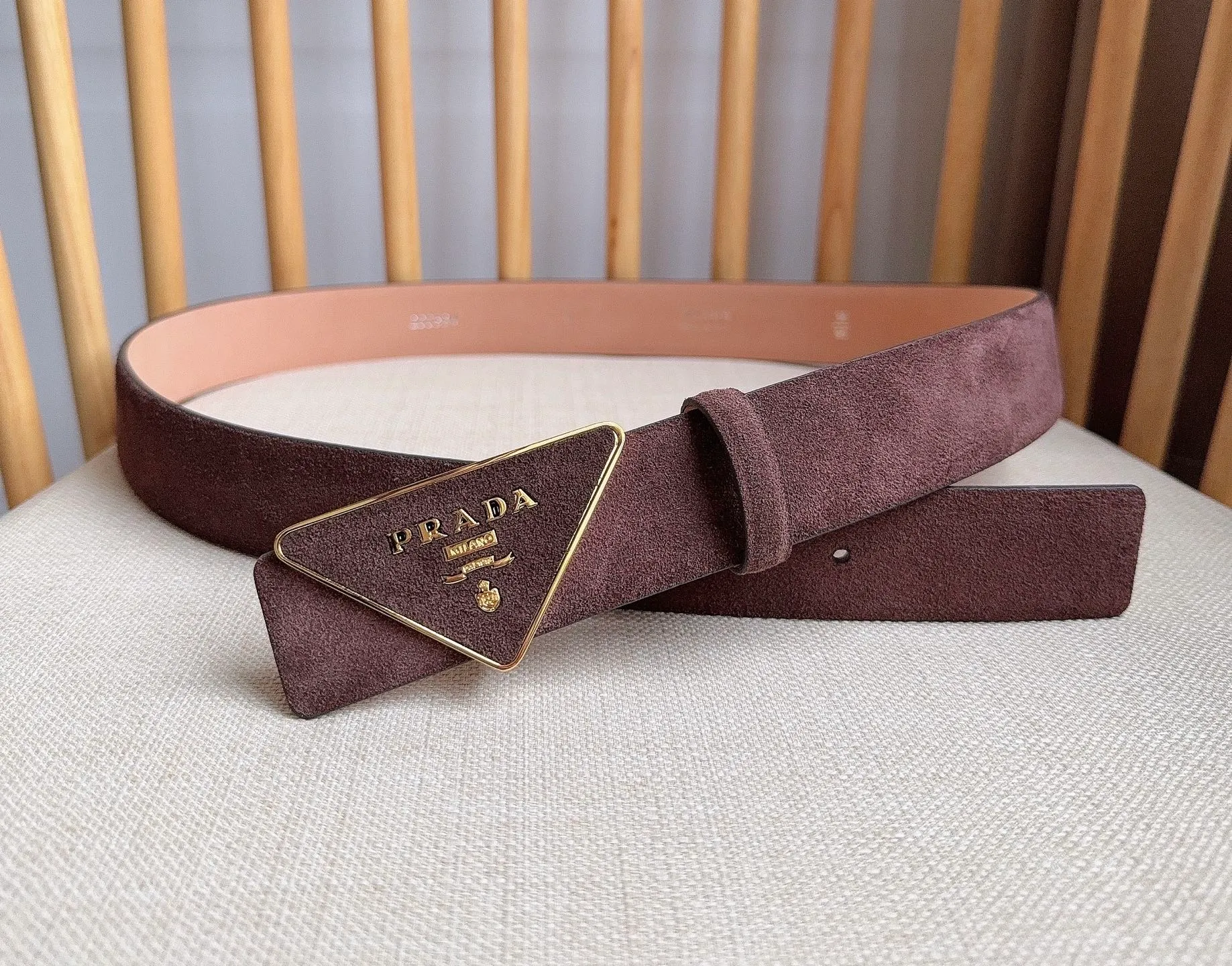 💰460💰Full package💰 💍Purchase level PRADA (Prada) ⚡️🌹Latest model at the counter 🎉🎉🎉 This soft suede leather belt has a simple and exquisite design. The triangular logo metal buckle adds the finishing touch to modern accessories. It has unique features and modernity, presenting a refined texture. ⚡️🌹Width: 3.5cm