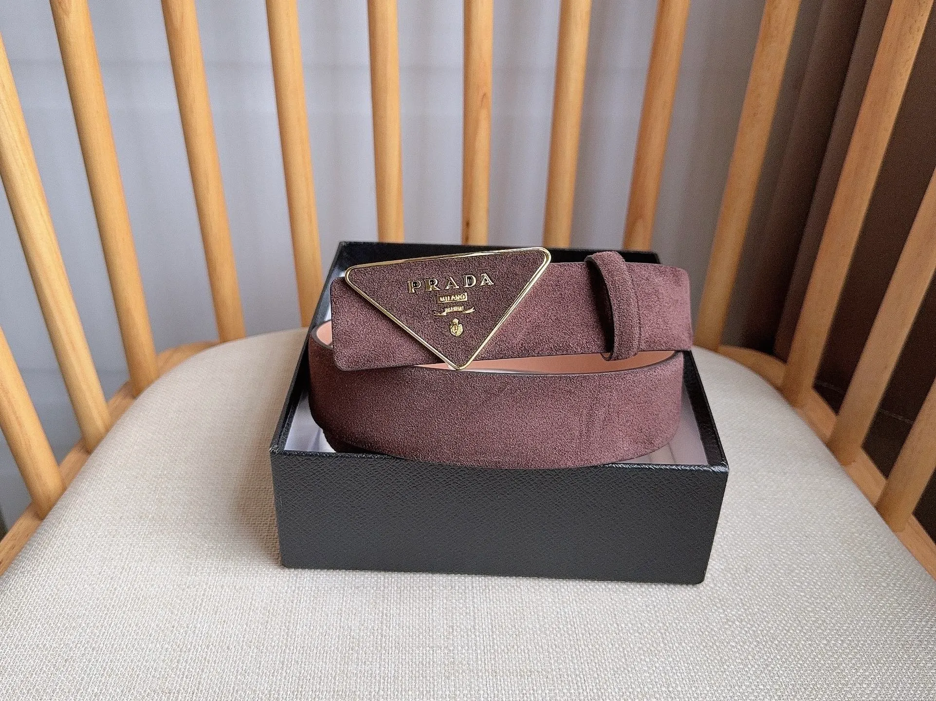 💰460💰Full package💰 💍Purchase level PRADA (Prada) ⚡️🌹Latest model at the counter 🎉🎉🎉 This soft suede leather belt has a simple and exquisite design. The triangular logo metal buckle adds the finishing touch to modern accessories. It has unique features and modernity, presenting a refined texture. ⚡️🌹Width: 3.5cm