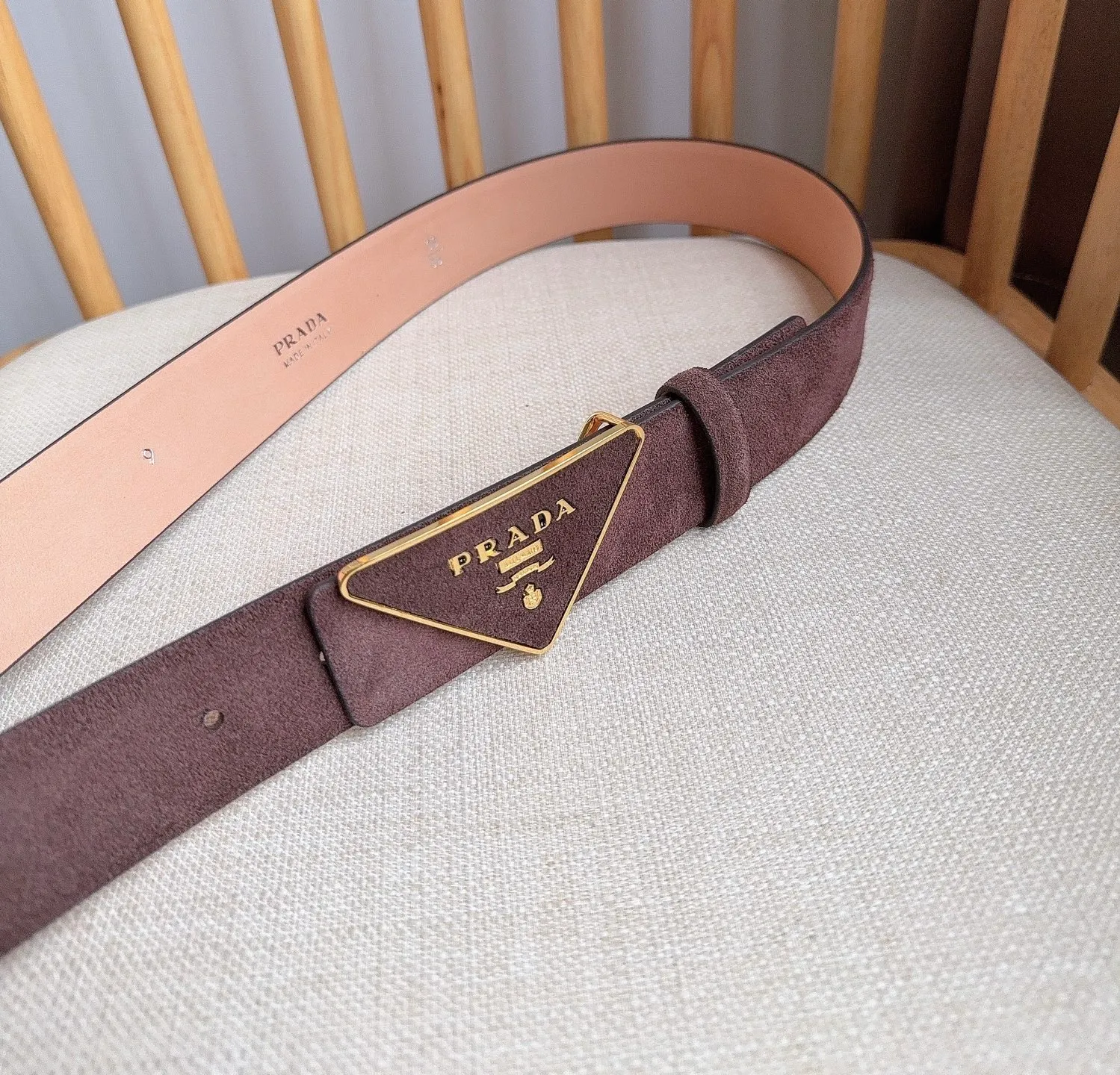 💰460💰Full package💰 💍Purchase level PRADA (Prada) ⚡️🌹Latest model at the counter 🎉🎉🎉 This soft suede leather belt has a simple and exquisite design. The triangular logo metal buckle adds the finishing touch to modern accessories. It has unique features and modernity, presenting a refined texture. ⚡️🌹Width: 3.5cm