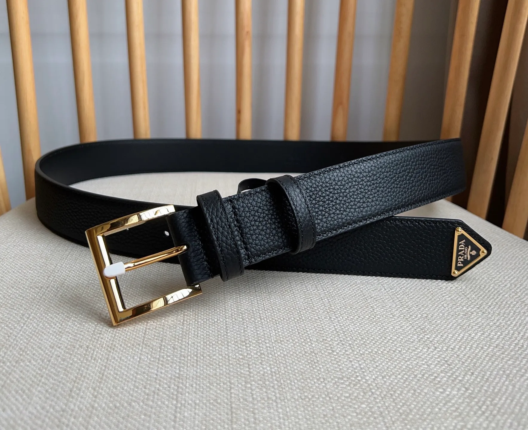 💰480💰Full package💰 💍Purchase-grade latest model from PRADA counters. The tip of this leather belt is decorated with the iconic enameled metal triangle logo. This logo was designed by Mario Prada. It first appeared on the brand's suitcase in 1913. Width 3.5cm
