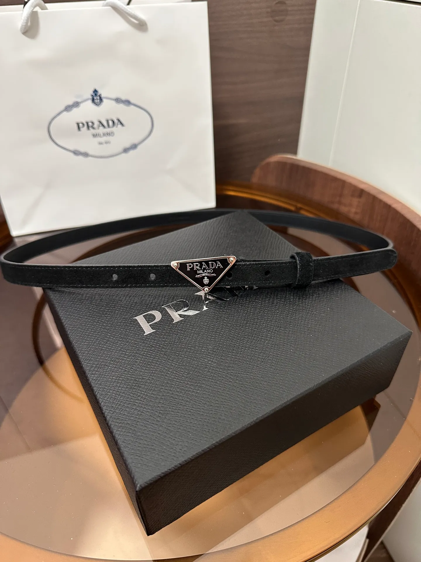 💰460💰Full package💰 💍Purchase level Prada⚡️Suede leather belt ⚡️This suede leather belt uses a fashionable and exquisite design to highlight your personality🌹It is more refined with a metal buckle, reminiscent of the iconic triangle logo⚡️The metal buckle is embellished with an enamel-coated triangle metal logo⚡️Width 1.5cm