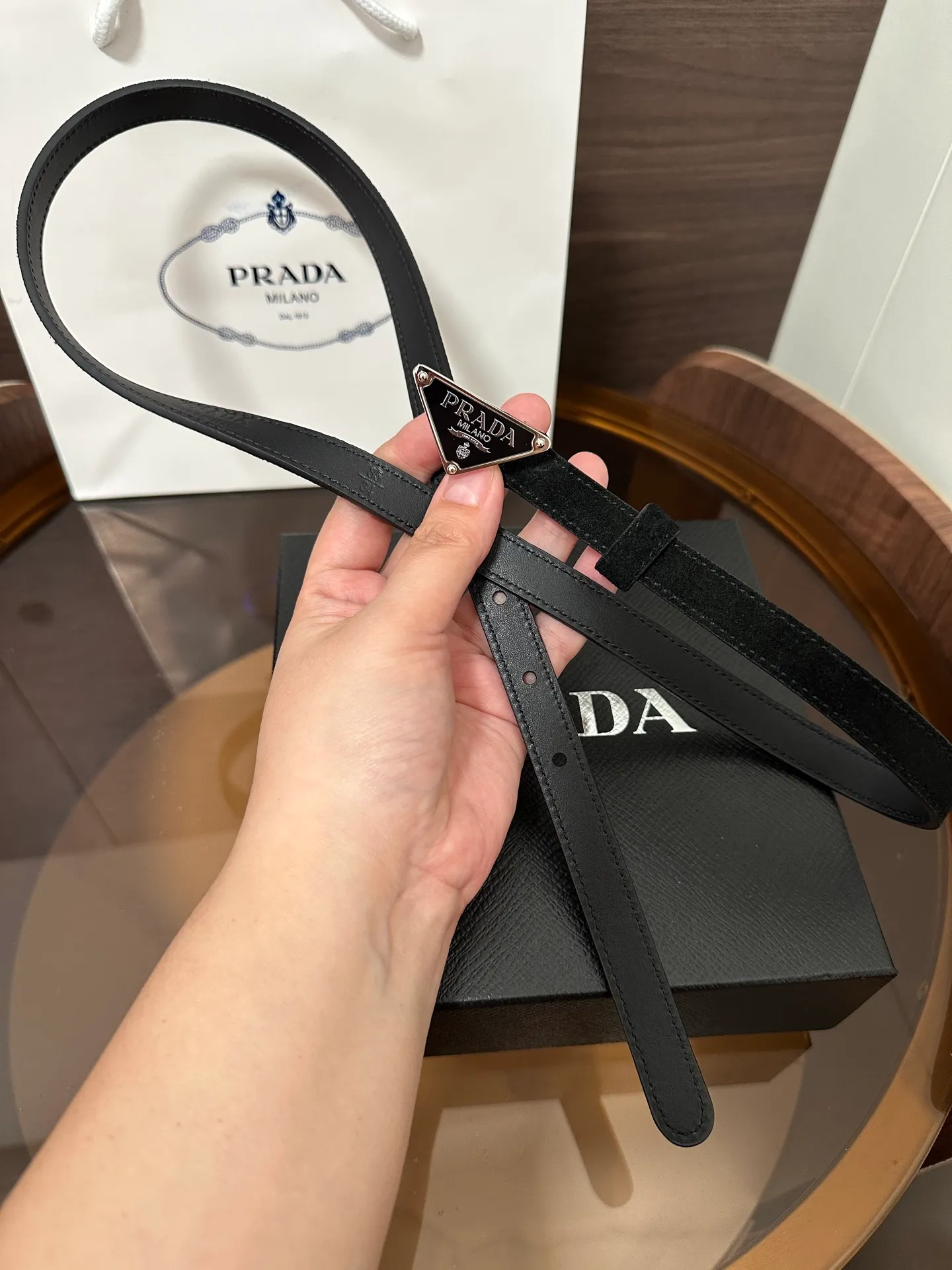 💰460💰Full package💰 💍Purchase level Prada⚡️Suede leather belt ⚡️This suede leather belt uses a fashionable and exquisite design to highlight your personality🌹It is more refined with a metal buckle, reminiscent of the iconic triangle logo⚡️The metal buckle is embellished with an enamel-coated triangle metal logo⚡️Width 1.5cm