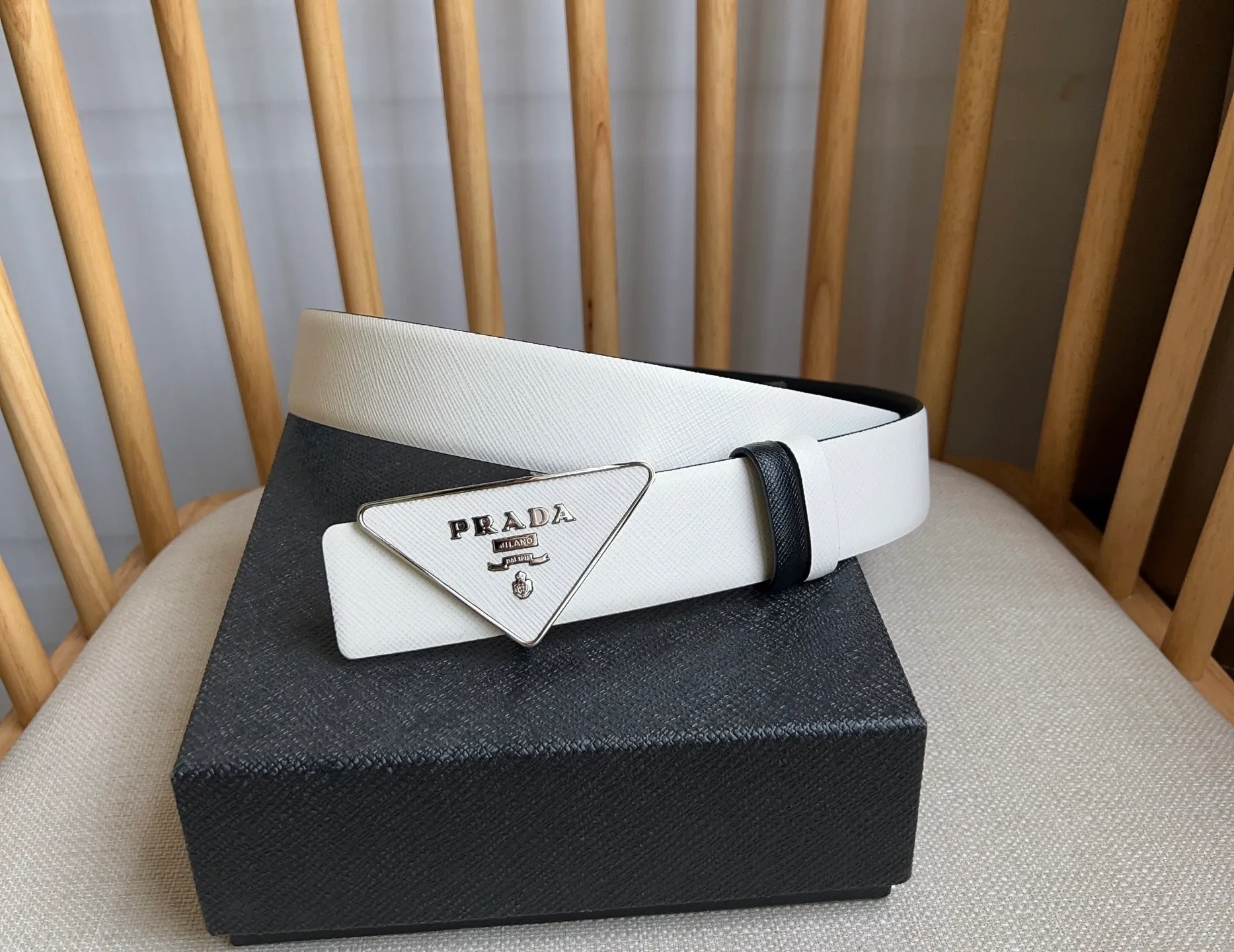 💰460💰Full package💰 💍Purchasing agent level PRADA counter latest model 🎉🎉🎉 This buckle belt is from the multifunctional modular accessories series and can be matched as you like. The triangular logo shows its unique characteristics and modernity through the universal simple silhouette, presenting a refined texture. Width: 3.5cm