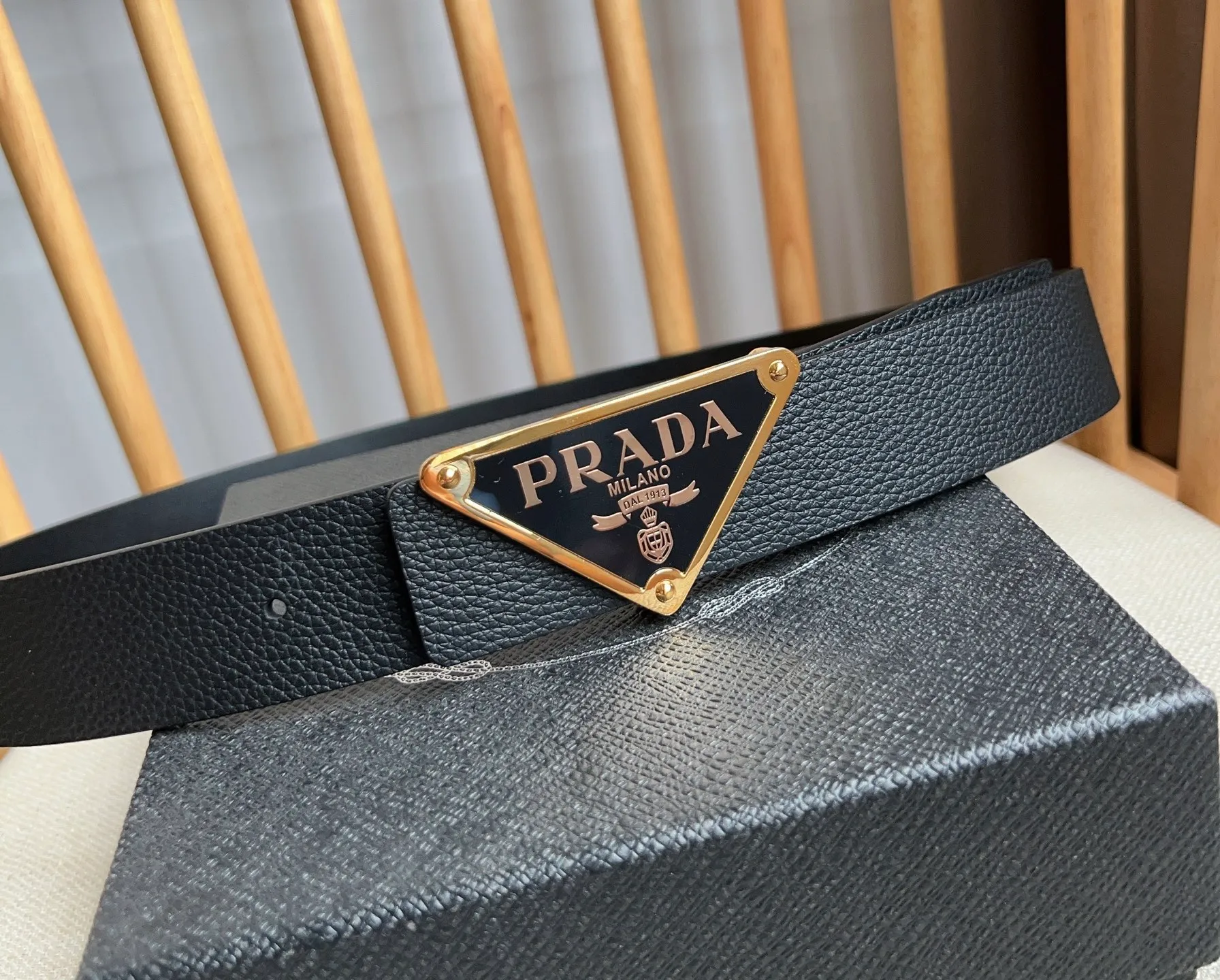 💰480💰Complete package💰 💍Purchasing-grade latest model from PRADA counter 🎉🎉🎉 This buckle-style belt is from the multifunctional modular accessories series and can be matched as you like. The triangular logo shows its unique characteristics and modernity through the universal simple silhouette, presenting a refined texture. Width: 3.5cm