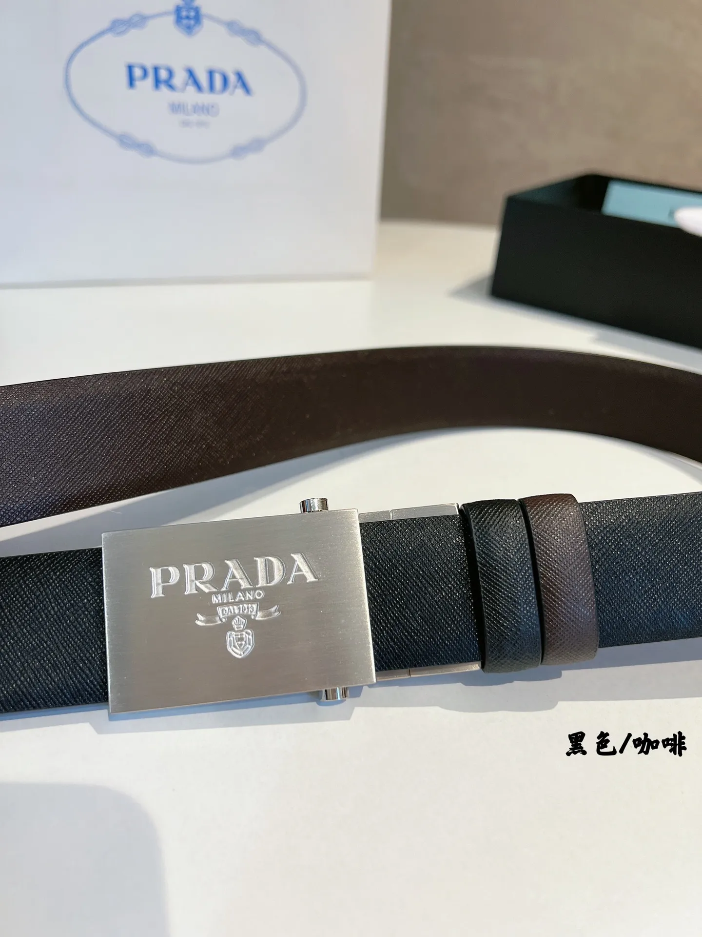 💰480💰Authentic packaging💰 💍Purchase grade Prada Regarding men's quality life requirements, not only clothes, pants and shoes, but corresponding accessories such as watches and belts are also bonus points, making the overall outfit more refined. This PRADA men's belt uses a pulley-type metal buckle and is paired with double-sided cowhide color matching. It is really not too friendly for you to use the same belt for two purposes. It is especially suitable for men over 30 years old who like to keep a low profile, because the best attitude towards life is to be unassuming, neither humble nor overbearing. 3.5cm