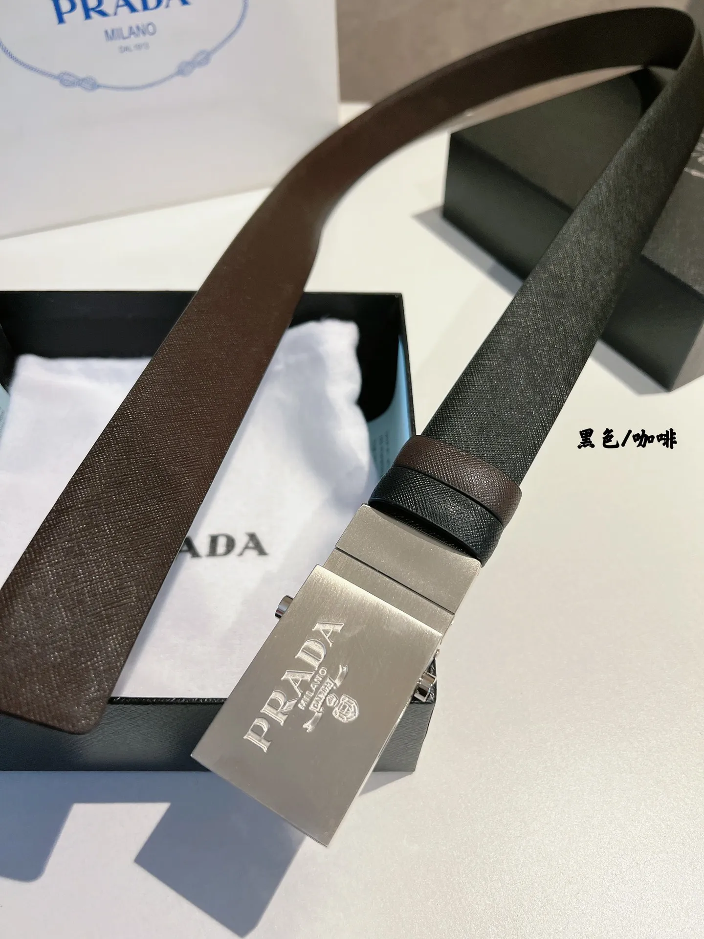 💰480💰Authentic packaging💰 💍Purchase grade Prada Regarding men's quality life requirements, not only clothes, pants and shoes, but corresponding accessories such as watches and belts are also bonus points, making the overall outfit more refined. This PRADA men's belt uses a pulley-type metal buckle and is paired with double-sided cowhide color matching. It is really not too friendly for you to use the same belt for two purposes. It is especially suitable for men over 30 years old who like to keep a low profile, because the best attitude towards life is to be unassuming, neither humble nor overbearing. 3.5cm