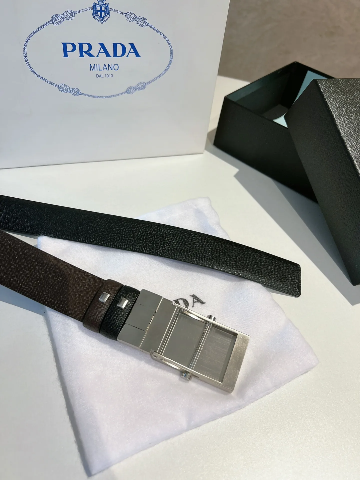 💰480💰Authentic packaging💰 💍Purchase grade Prada Regarding men's quality life requirements, not only clothes, pants and shoes, but corresponding accessories such as watches and belts are also bonus points, making the overall outfit more refined. This PRADA men's belt uses a pulley-type metal buckle and is paired with double-sided cowhide color matching. It is really not too friendly for you to use the same belt for two purposes. It is especially suitable for men over 30 years old who like to keep a low profile, because the best attitude towards life is to be unassuming, neither humble nor overbearing. 3.5cm