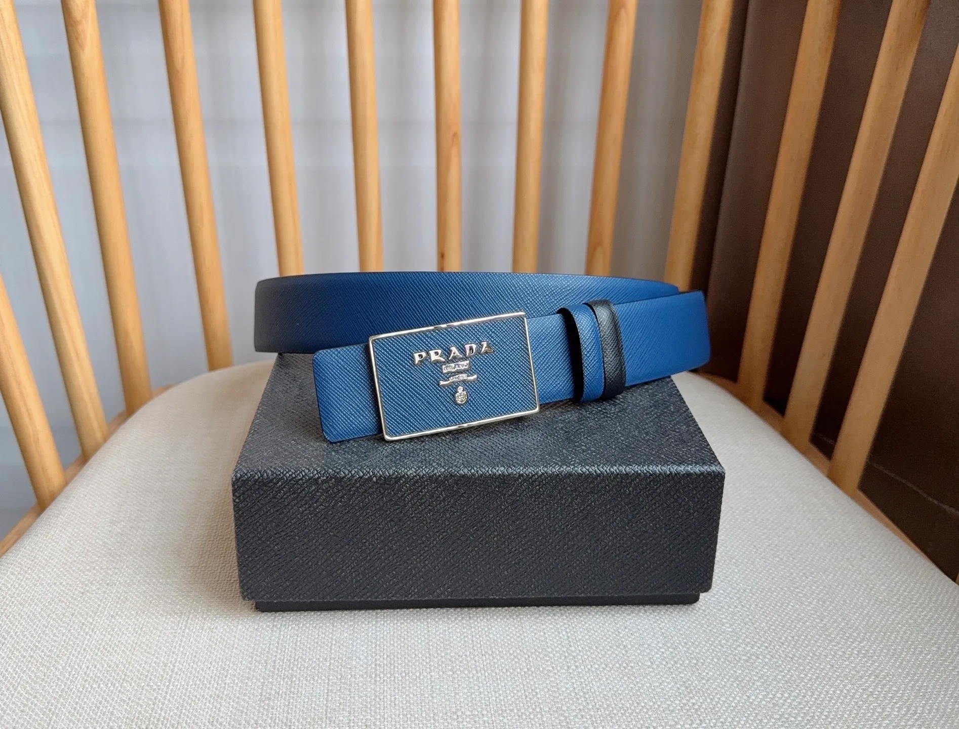 💰460💰Full package💰 💍Purchase-grade latest model from PRADA counter 🎉🎉🎉 This buckle-style belt is from the multi-functional combined accessories series and can be matched as you like. The buckle is decorated with an engraved logo. The simple silhouette shows unique characteristics and modernity, presenting a refined texture. Width: 3.5cm