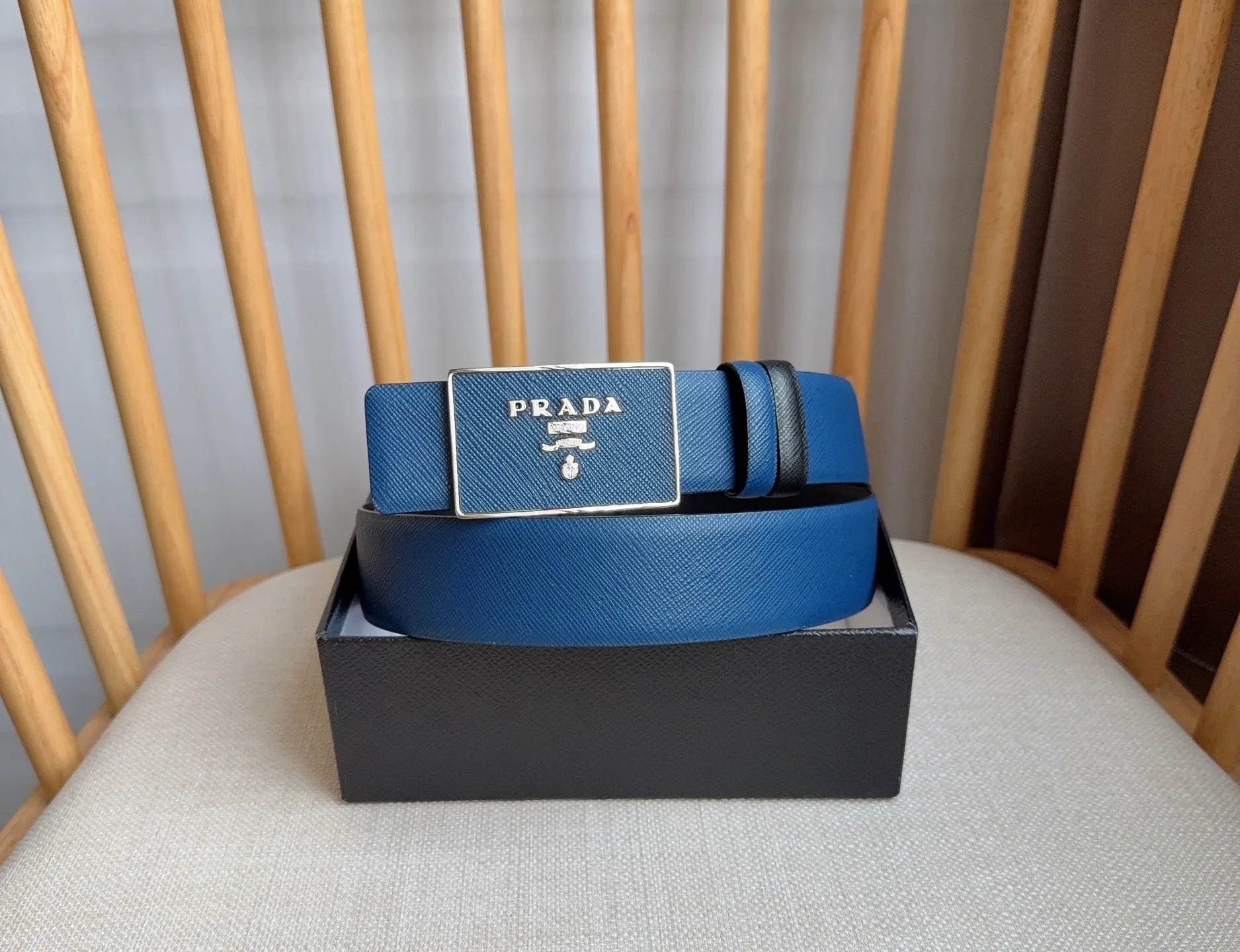 💰460💰Full package💰 💍Purchase-grade latest model from PRADA counter 🎉🎉🎉 This buckle-style belt is from the multi-functional combined accessories series and can be matched as you like. The buckle is decorated with an engraved logo. The simple silhouette shows unique characteristics and modernity, presenting a refined texture. Width: 3.5cm
