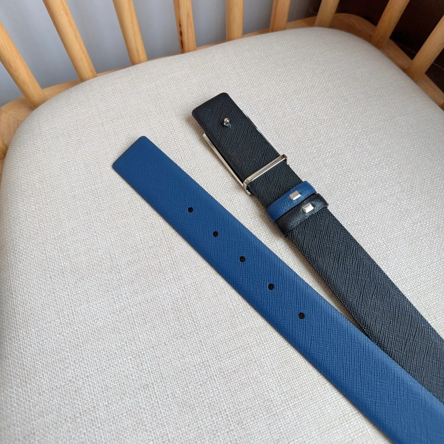 💰460💰Full package💰 💍Purchase-grade latest model from PRADA counter 🎉🎉🎉 This buckle-style belt is from the multi-functional combined accessories series and can be matched as you like. The buckle is decorated with an engraved logo. The simple silhouette shows unique characteristics and modernity, presenting a refined texture. Width: 3.5cm