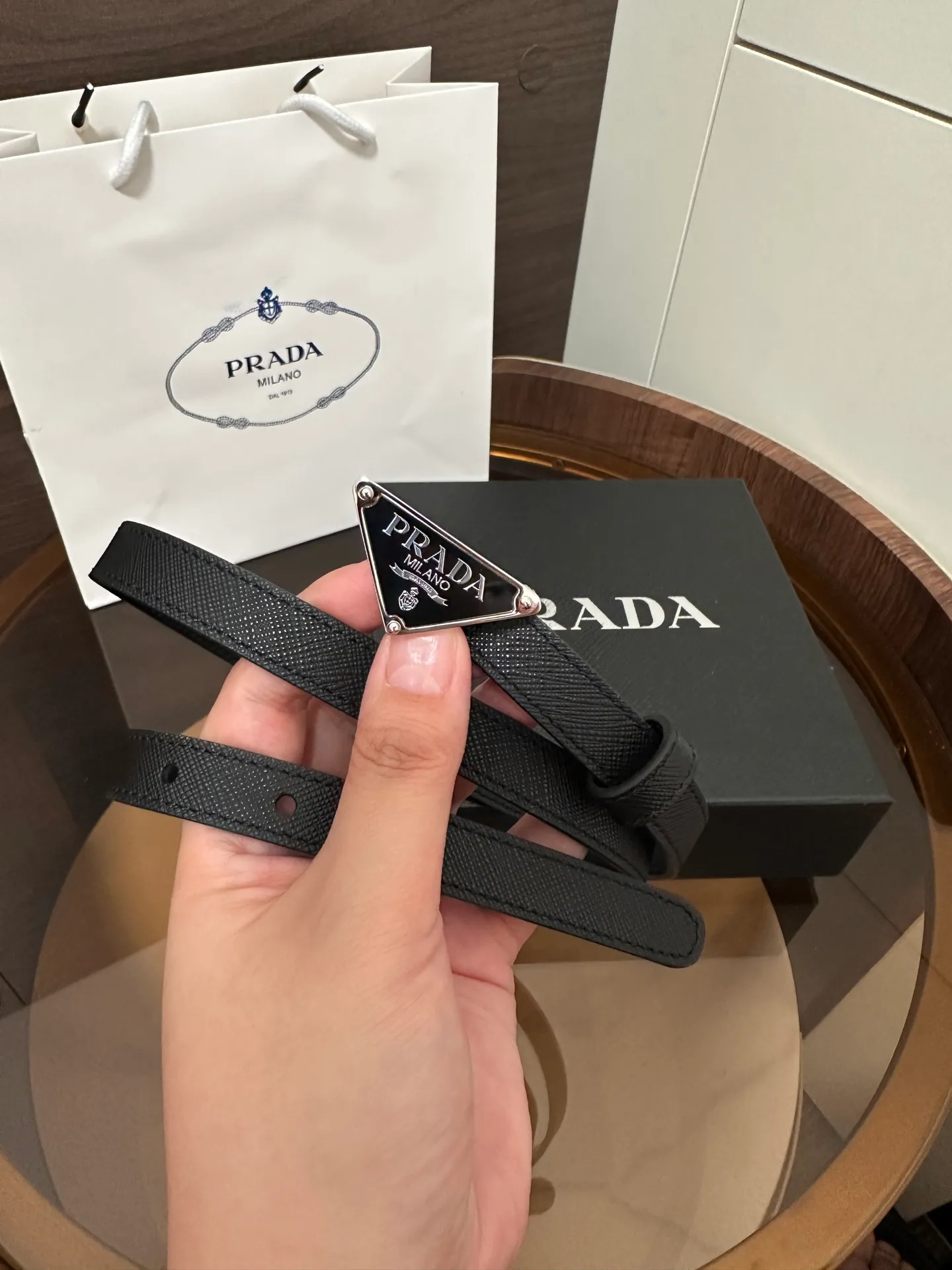 💰460💰Full package💰 💍Purchase level Prada⚡️Suede leather belt ⚡️This suede leather belt uses a fashionable and exquisite design to highlight your personality🌹It is more refined with a metal buckle, reminiscent of the iconic triangle logo⚡️The metal buckle is embellished with an enamel-coated triangle metal logo⚡️Width 1.5cm