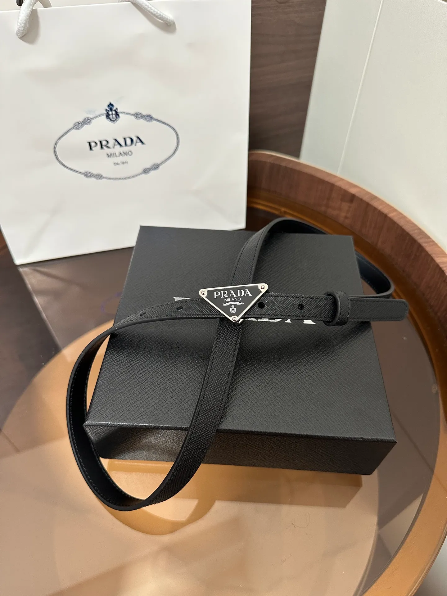 💰460💰Full package💰 💍Purchase level Prada⚡️Suede leather belt ⚡️This suede leather belt uses a fashionable and exquisite design to highlight your personality🌹It is more refined with a metal buckle, reminiscent of the iconic triangle logo⚡️The metal buckle is embellished with an enamel-coated triangle metal logo⚡️Width 1.5cm