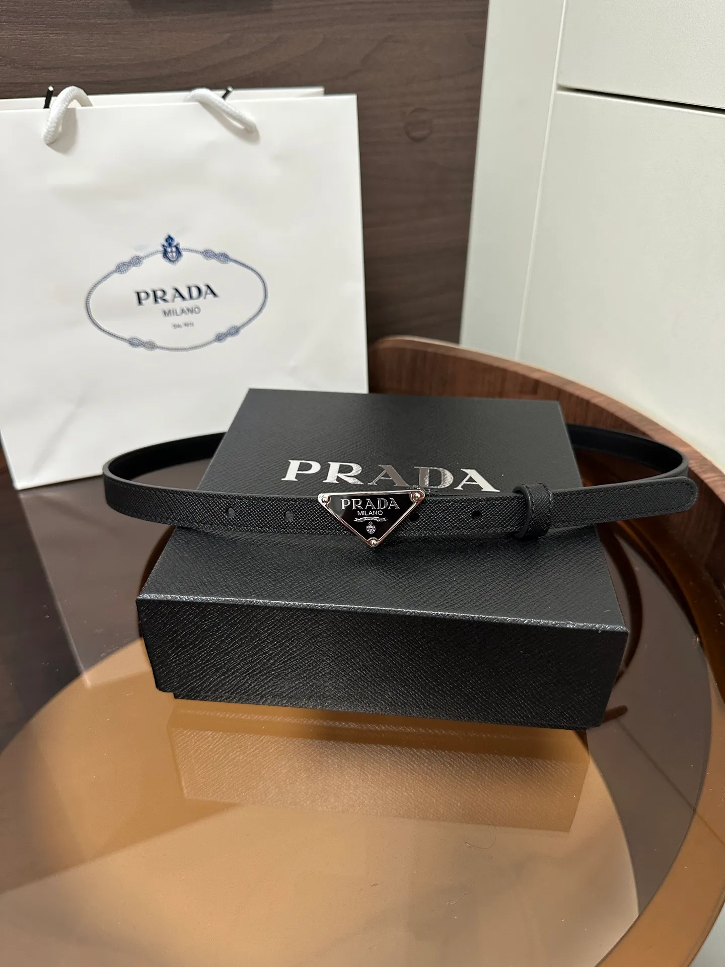 💰460💰Full package💰 💍Purchase level Prada⚡️Suede leather belt ⚡️This suede leather belt uses a fashionable and exquisite design to highlight your personality🌹It is more refined with a metal buckle, reminiscent of the iconic triangle logo⚡️The metal buckle is embellished with an enamel-coated triangle metal logo⚡️Width 1.5cm