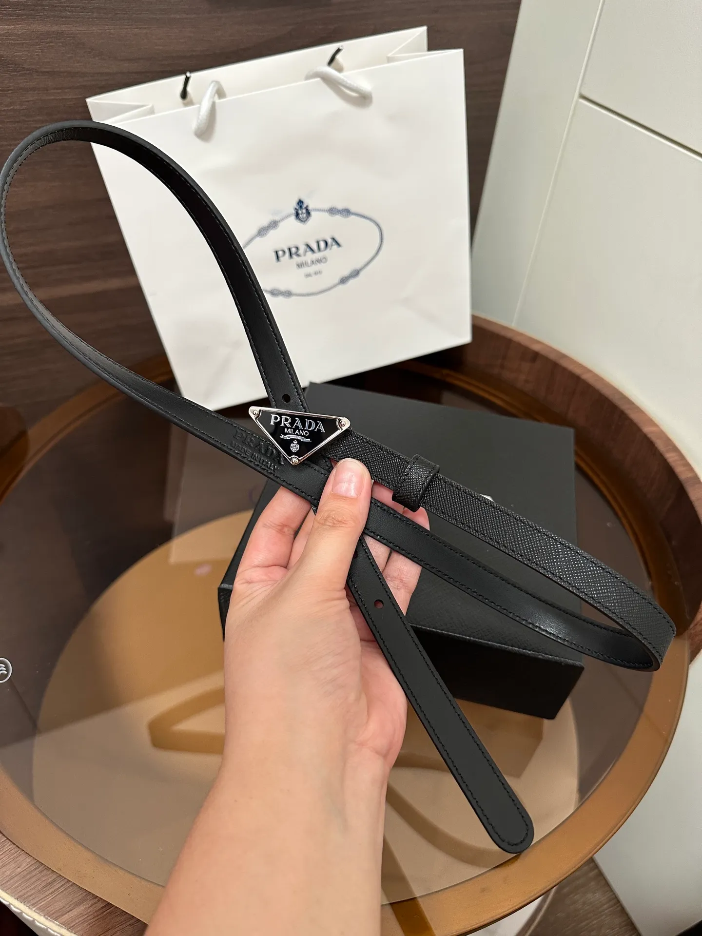 💰460💰Full package💰 💍Purchase level Prada⚡️Suede leather belt ⚡️This suede leather belt uses a fashionable and exquisite design to highlight your personality🌹It is more refined with a metal buckle, reminiscent of the iconic triangle logo⚡️The metal buckle is embellished with an enamel-coated triangle metal logo⚡️Width 1.5cm