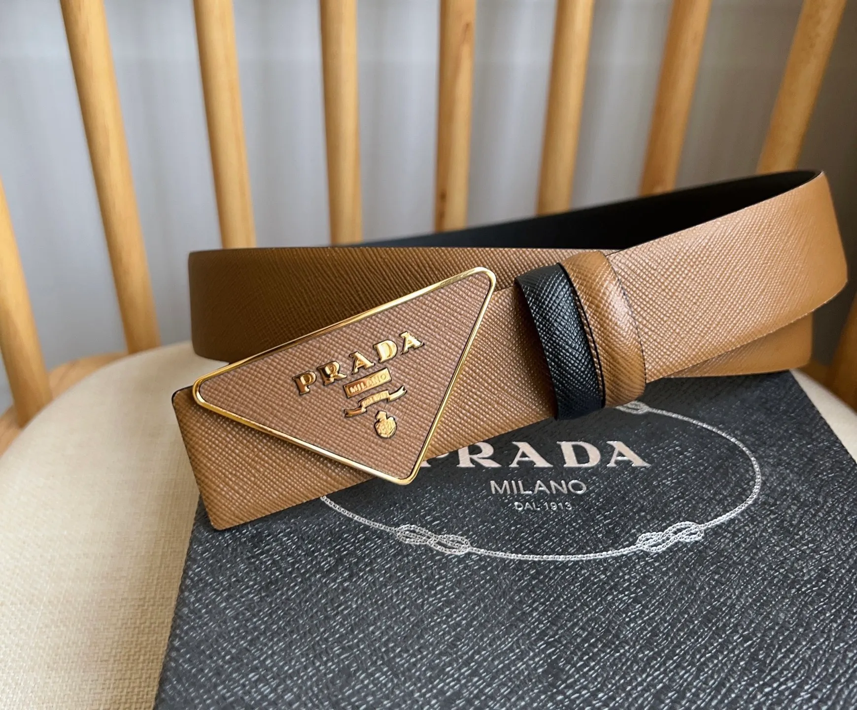 💰460💰Full package💰 💍Purchasing agent level PRADA counter latest model 🎉🎉🎉 This buckle belt is from the multifunctional modular accessories series and can be matched as you like. The triangular logo shows its unique characteristics and modernity through the universal simple silhouette, presenting a refined texture. Width: 3.5cm