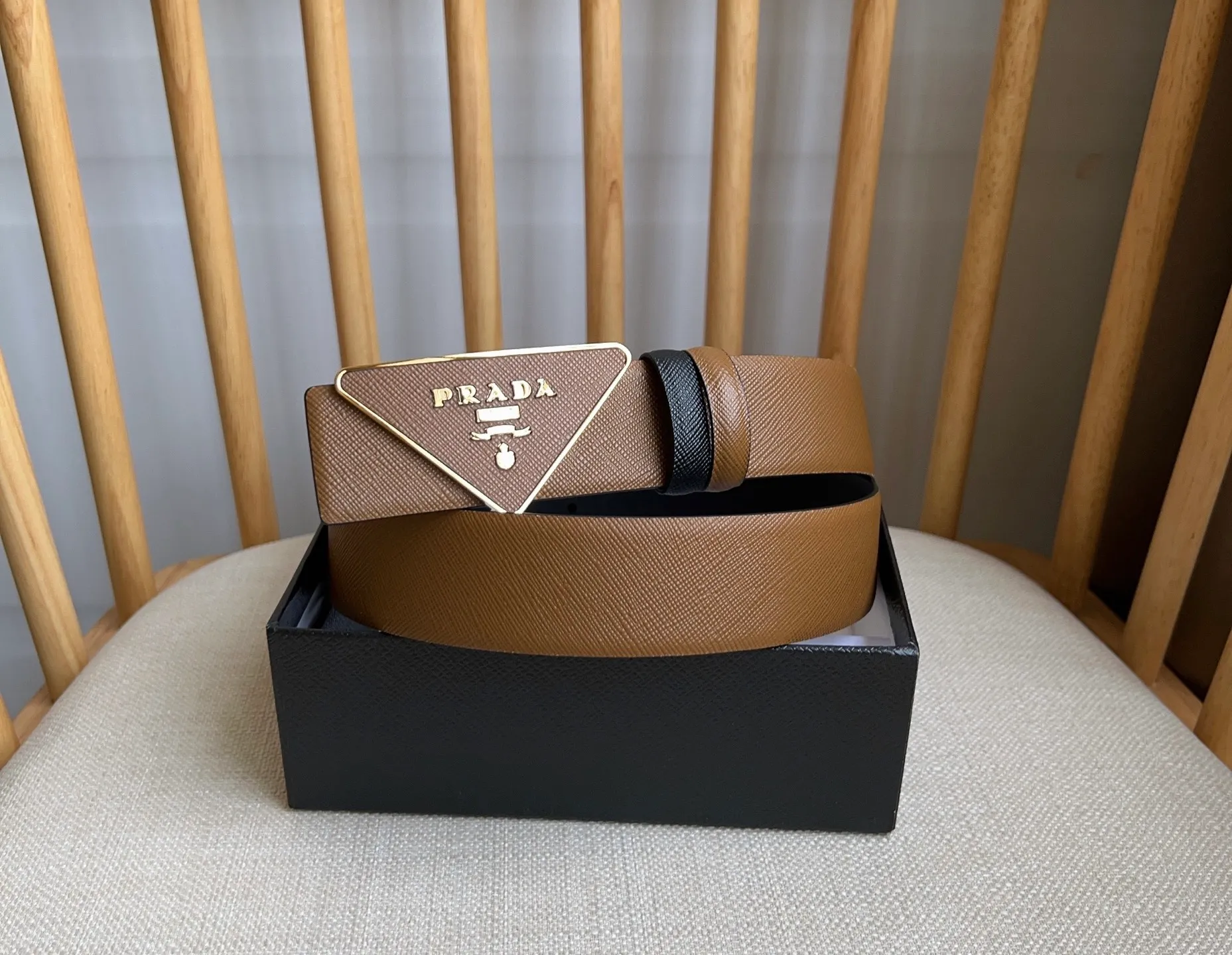 💰460💰Full package💰 💍Purchasing agent level PRADA counter latest model 🎉🎉🎉 This buckle belt is from the multifunctional modular accessories series and can be matched as you like. The triangular logo shows its unique characteristics and modernity through the universal simple silhouette, presenting a refined texture. Width: 3.5cm