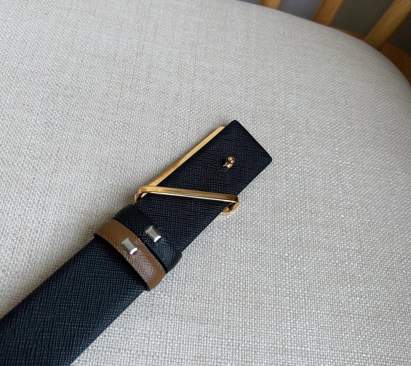💰460💰Full package💰 💍Purchasing agent level PRADA counter latest model 🎉🎉🎉 This buckle belt is from the multifunctional modular accessories series and can be matched as you like. The triangular logo shows its unique characteristics and modernity through the universal simple silhouette, presenting a refined texture. Width: 3.5cm