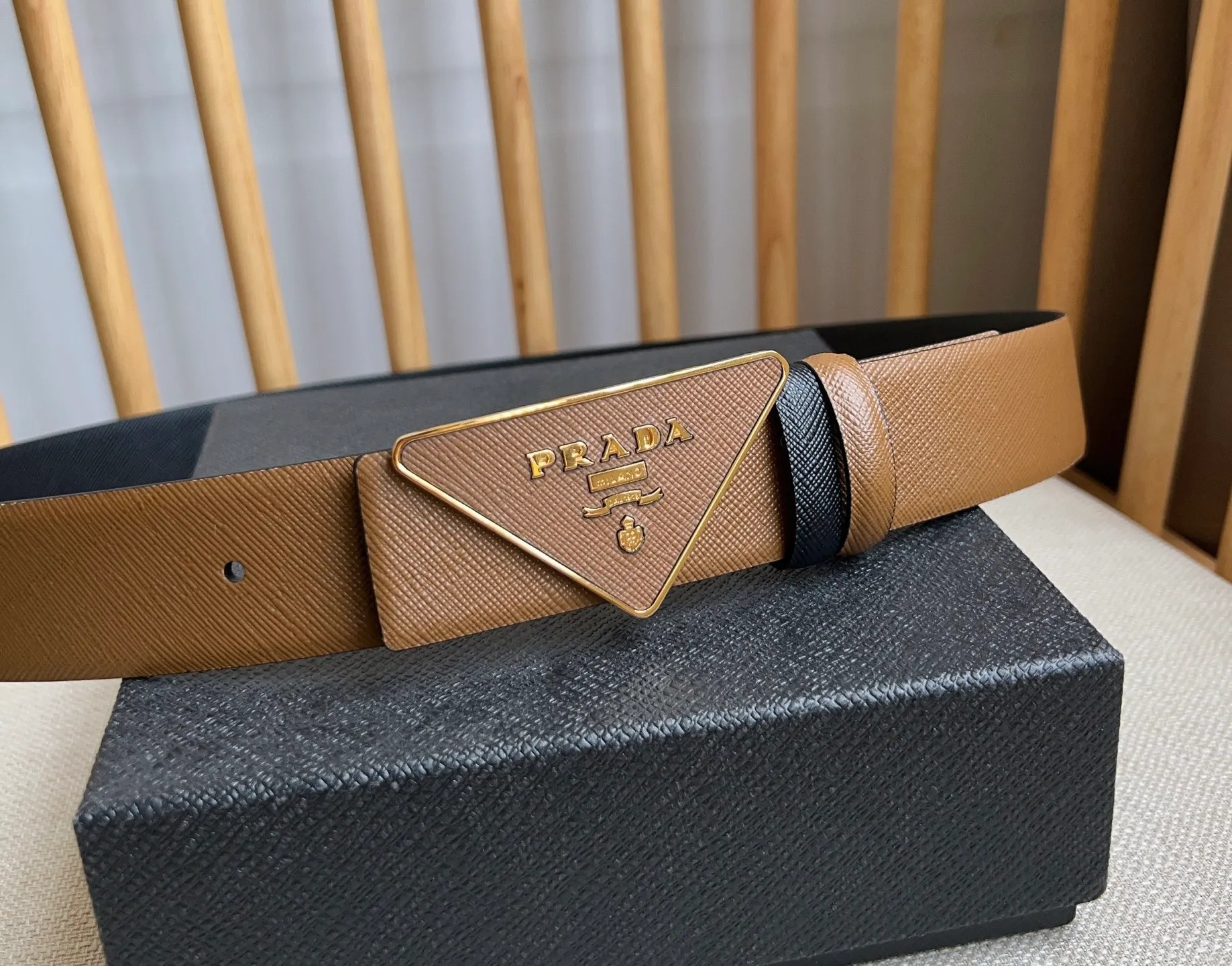 💰460💰Full package💰 💍Purchasing agent level PRADA counter latest model 🎉🎉🎉 This buckle belt is from the multifunctional modular accessories series and can be matched as you like. The triangular logo shows its unique characteristics and modernity through the universal simple silhouette, presenting a refined texture. Width: 3.5cm