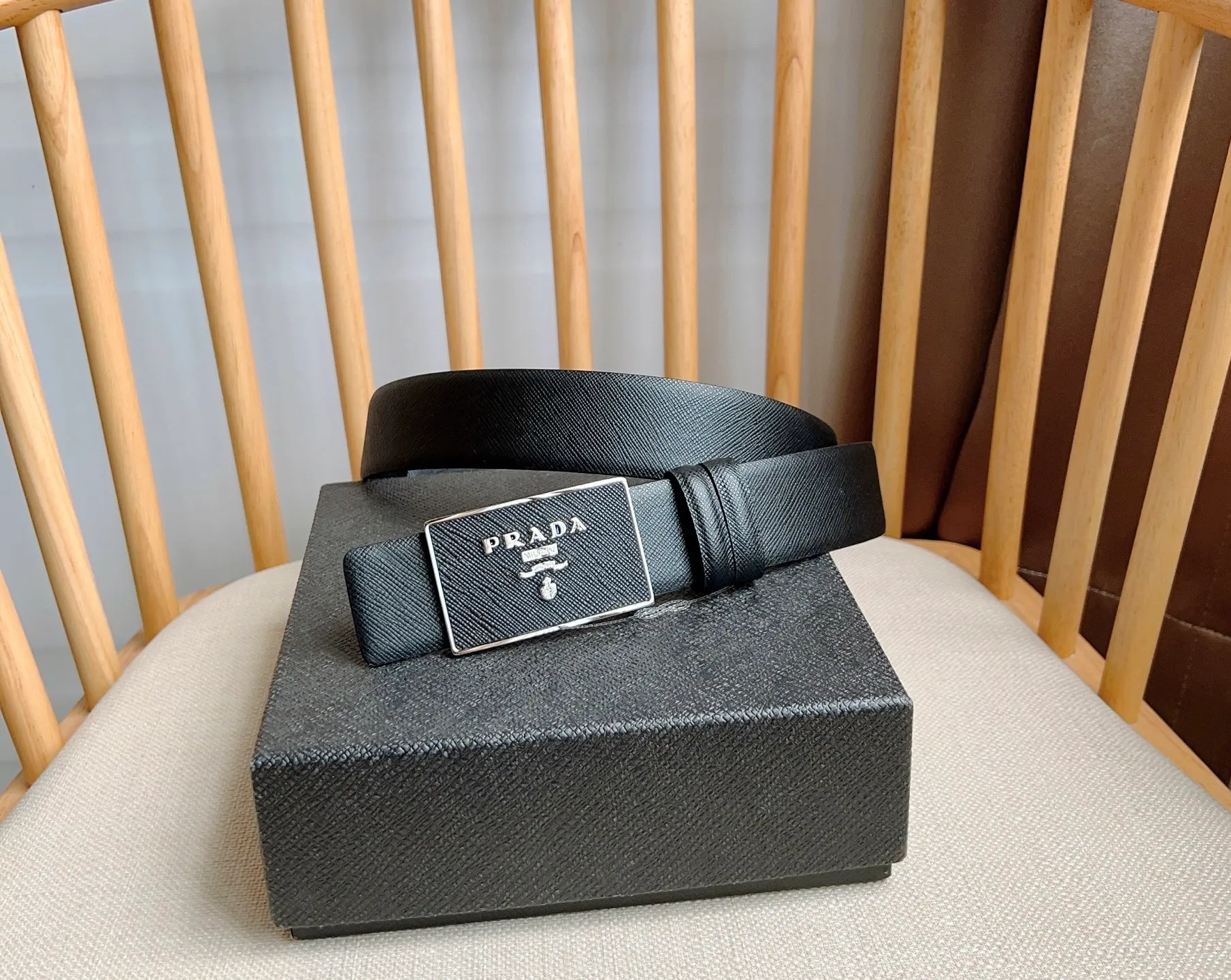 💰480💰Complete package💰 💍Purchasing-grade latest model from PRADA counter 🎉🎉🎉 This buckle-style belt is from the multi-functional combined accessories series and can be matched as you like. The buckle is decorated with an engraved logo. The simple silhouette shows unique characteristics and modernity, presenting a refined texture. Width: 3.5cm